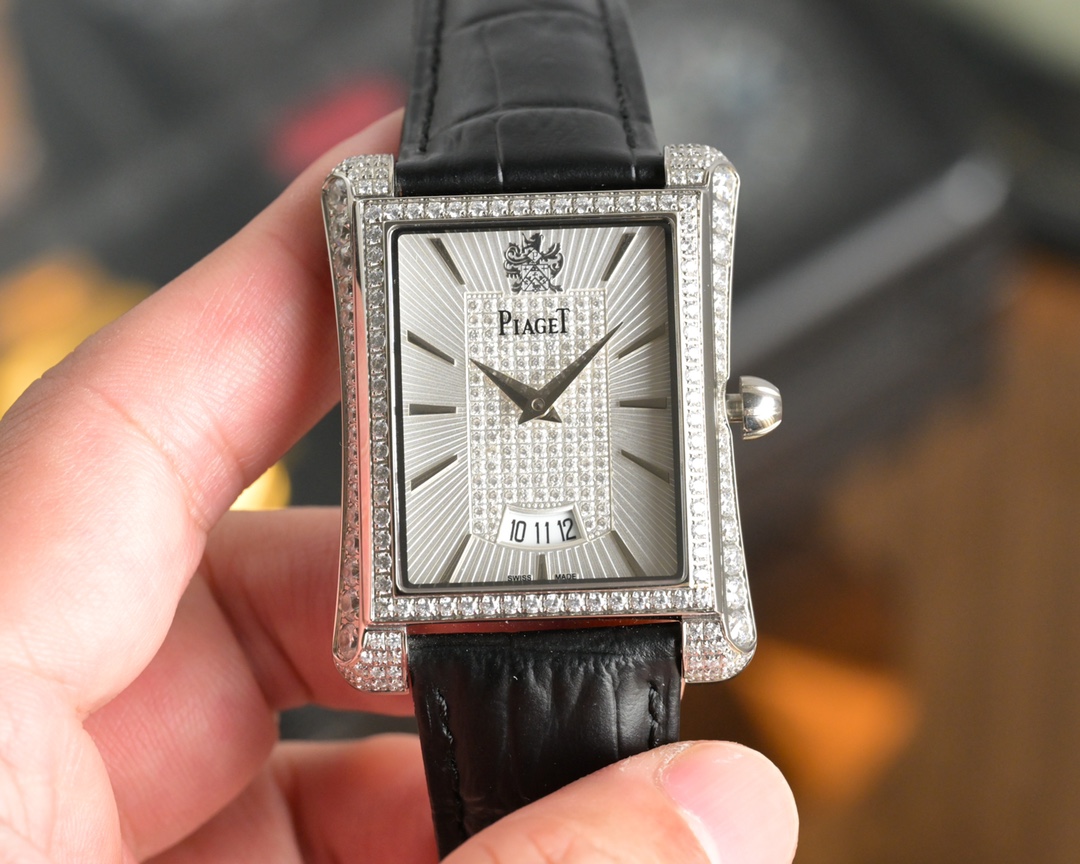 NO:393946,[Taiwan Factory V8 version diamond embossed] Earl Star Square diamond embossed model BLACK-TIEG0A33075 and 76, the latest revised version, referring to the authentic 3D drawing design, breaking the limit!  The dial diamonds shoot to the center from large to small eight-hearted and eight diamonds, and extend outward like waves. The exquisite Yin-Yang needle is the earl's usual trick. The PIAGET logo is just silk-printed on the glass. The shell diamonds are arranged in an orderly manner as the original product. The 8 screws on the back cover follow the authentic design, are equipped with sapphire mirrors, and are equipped with a fully automatic mechanical movement imported from Japan, with zero rework quality!  Size 36MMx 48MM fits your wrist!  The GOA series' consistent simple style design is combined with superb jewelry inlay technology, and the tile scale and Schloss beautiful diamonds perfectly combine simplicity and luxury, unique and unique. The same price, Piaget19860909【台湾厂V8版本镶钻复刻】 伯爵满天星方形镶钻型号 BLACK-TIEG0A33075和76,最新修正版本,参照正品3D画图设计,突破极限！表盘钻石从大到小八心八钻般射向中心,又如波澜般一圈一圈向外延伸,精巧的阴阳针是伯爵的惯用招数,PIAGET标志位置恰好的丝印在玻璃上面,壳套钻石跟正品一样大小排列有序,后盖8颗螺丝遵从正品设计,配置蓝宝石镜面,装配日本进口全自动机械机芯,零返修质量！尺寸36MMx 48MM贴合手腕！ GOA系列一贯的简约的风格设计跟高超的珠宝镶嵌工艺结合,条丁刻度与施洛华美钻,将简约跟奢华完美地融合在一起,独具匠心,独树一帜 同价,,piaget,Watch
