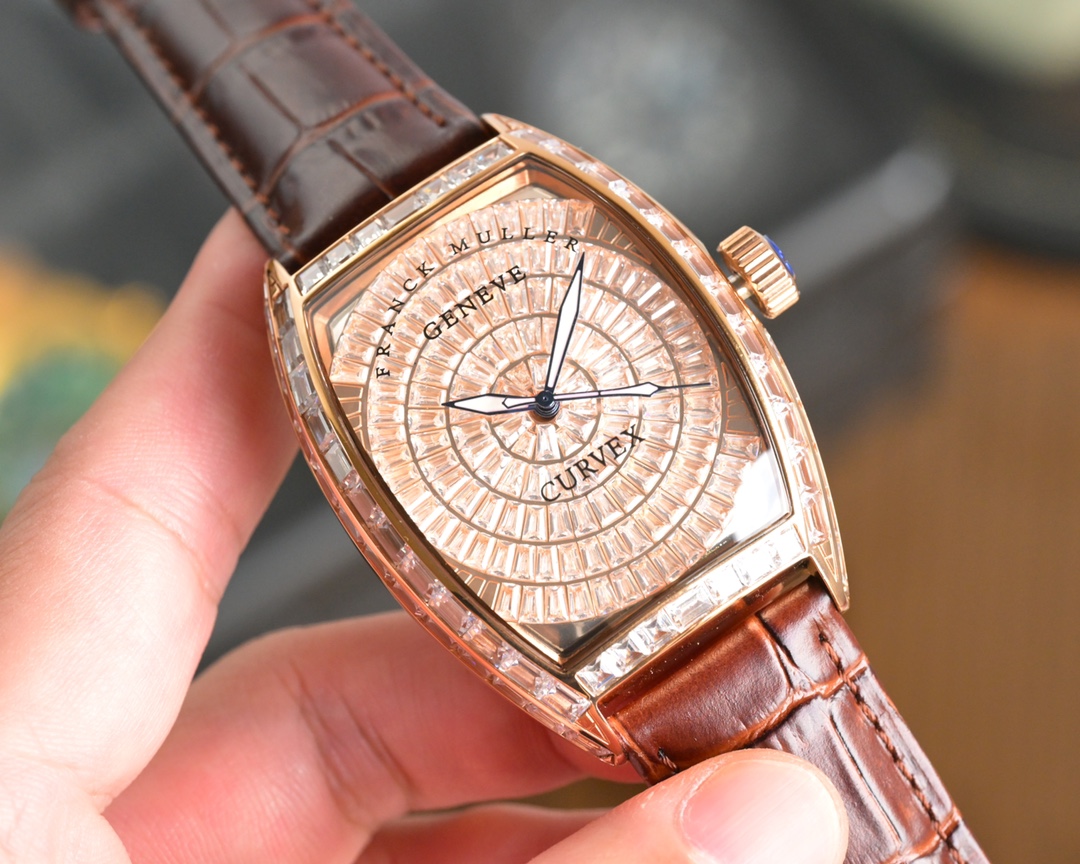 NO:393943,FM [Frank Muller] luxury version full diamond new model!  1【Size】Diameter 43mm X53mm!  Thickness 12 mm!  2 [Movement] Equipped with imported Citizen 8215 fully automatic movement machinery, stable walking time and zero rehabilitation!  3 [Shell cover] The ring mouth is created with the master's heart, top-quality zircon, and a luxurious work!  The more you appreciate the masterpieces of Taiwanese factory, the more you know how to appreciate them!  You deserve it!  Same price, franck muller19860909FM【法兰克穆勒】奢华版全方钻新款！ 1【尺寸】直径43毫米X53毫米！厚度12毫米！ 2【机芯】搭载进口西铁城8215全自动机芯机械,走时稳定,零返修！ 3【壳套】圈口利用大师倾心打造,顶级锆石,奢华之作！ 台湾厂匠心巨作 越欣赏,越懂得欣赏！您值得拥有！ 同价,,franck muller,Watch