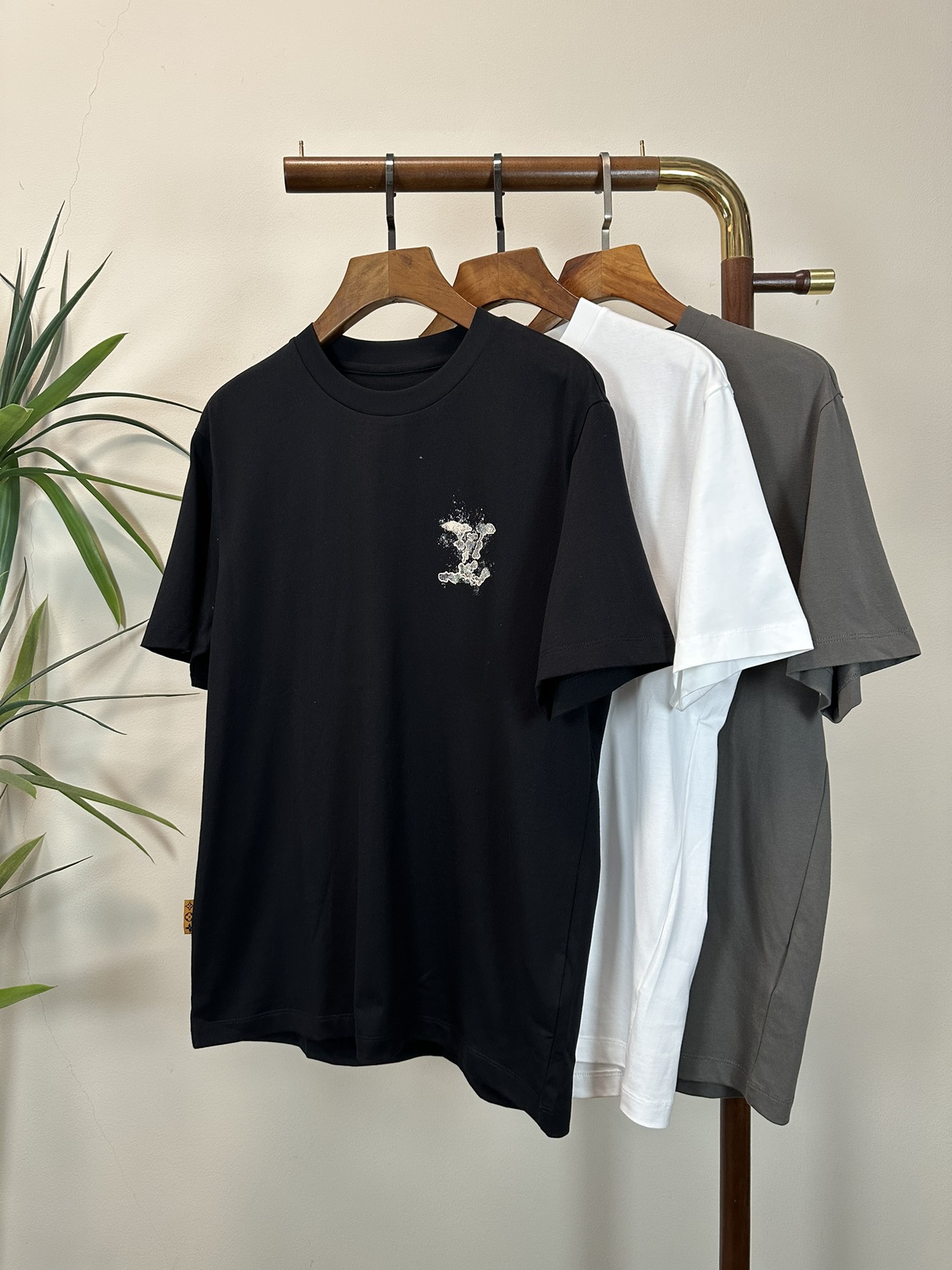 NO:426669,LV Louis Vuitton 2025 new round neck short-sleeved T-shirt high-end version!  Customized fabrics for counters are breathable and comfortable, with impeccable details, and the brand element design concept reflects high quality. The feel is delicate and soft!  It is casually cut, with a great upper body style!  Code number M-5XL, louis vuitton,louis vuitton,t-shirt,tees,t-shirt,alexander wang19860909LV 路易威登 2025新款 圆领 短袖 T恤 高端版本！专柜定制面料 透气舒适度高,细节无可挑剔,品牌元素设计理念,体现高品质.手感细腻柔软！呈现休闲裁剪,上身版型超赞！ 码数M-5XL,,louis vuitton,louis vuitton,T-shirt,tees，t-shirt,alexander wang,Men's clothing