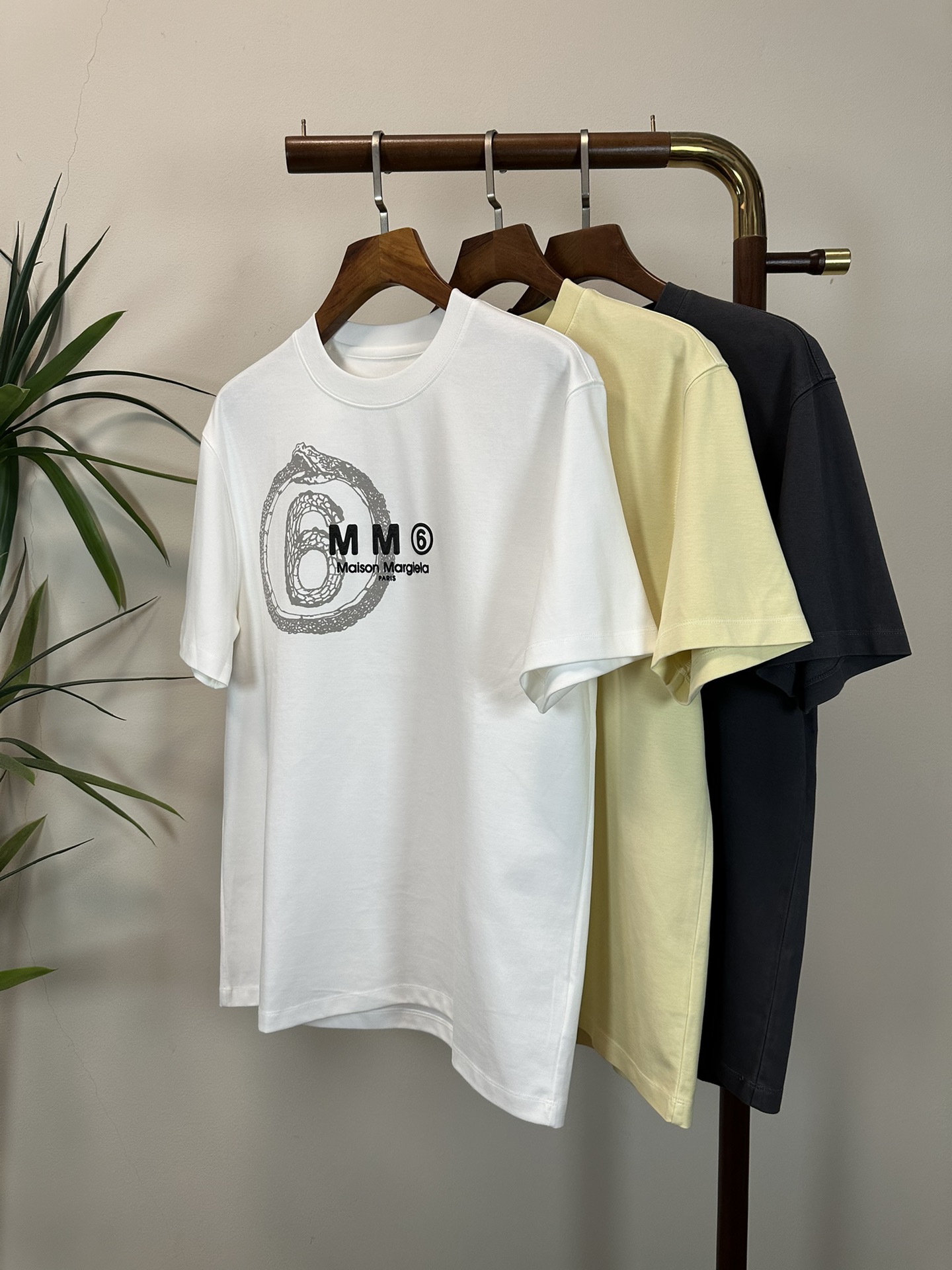 NO:426659,MM6 Majira 2025 new round neck short-sleeved T-shirt high-end version!  Customized fabrics for counters are breathable and comfortable, with impeccable details, and the brand element design concept reflects high quality. The feel is delicate and soft!  It is casually cut, with a great upper body style!  Code number M-5XL,,masion margiela,masion margiela,T-shirt,tees,t-shirt,alexander wang19860909MM6 马吉拉 2025新款 圆领 短袖 T恤 高端版本！专柜定制面料 透气舒适度高,细节无可挑剔,品牌元素设计理念,体现高品质.手感细腻柔软！呈现休闲裁剪,上身版型超赞！ 码数M-5XL,,masion margiela,masion margiela,T-shirt,tees，t-shirt,alexander wang,Men's clothing