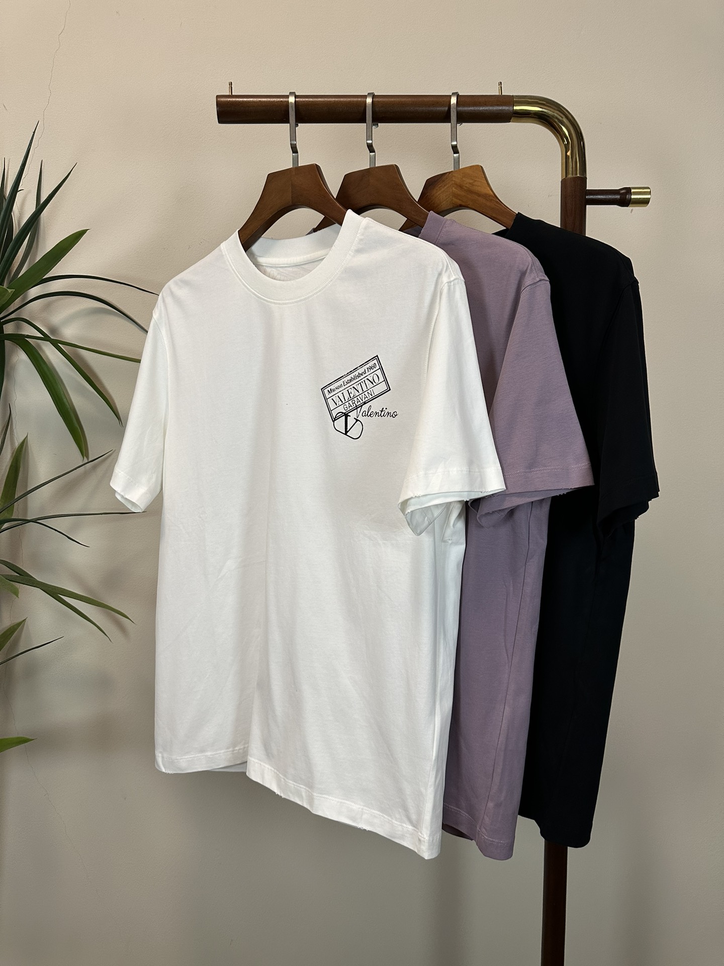 NO:459131,VLTN 2025 new round neck short-sleeved T-shirt high-end version!  Customized fabrics for counters are breathable and comfortable, with impeccable details, and the brand element design concept reflects high quality. The feel is delicate and soft!  It is casually cut, with a great upper body style!  Code number M-5XL, T-shirt,tees,t-shirt,alexander wang19860909VLTN 2025新款 圆领 短袖 T恤 高端版本！专柜定制面料 透气舒适度高,细节无可挑剔,品牌元素设计理念,体现高品质.手感细腻柔软！呈现休闲裁剪,上身版型超赞！ 码数M-5XL,,T-shirt,tees，t-shirt,alexander wang,Men's clothing