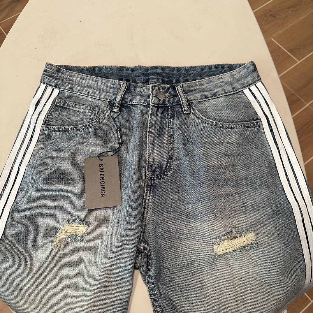 NO:426652,BLCG Balenciaga exclusively for new jeans, high-end version!  Customized fabrics for counters are breathable and comfortable, with impeccable details, and the brand element design concept reflects high quality. The feel is delicate and soft!  It is casually cut, with a great upper body style!  Count 29-38, balenciaga, jeans, alexander wang19860909BLCG 巴黎世家 独家专供新款 牛仔裤,高端版本！专柜定制面料 透气舒适度高,细节无可挑剔,品牌元素设计理念,体现高品质.手感细腻柔软！呈现休闲裁剪,上身版型超赞！ 码数29-38,,balenciaga,jeans,alexander wang,Men's clothing