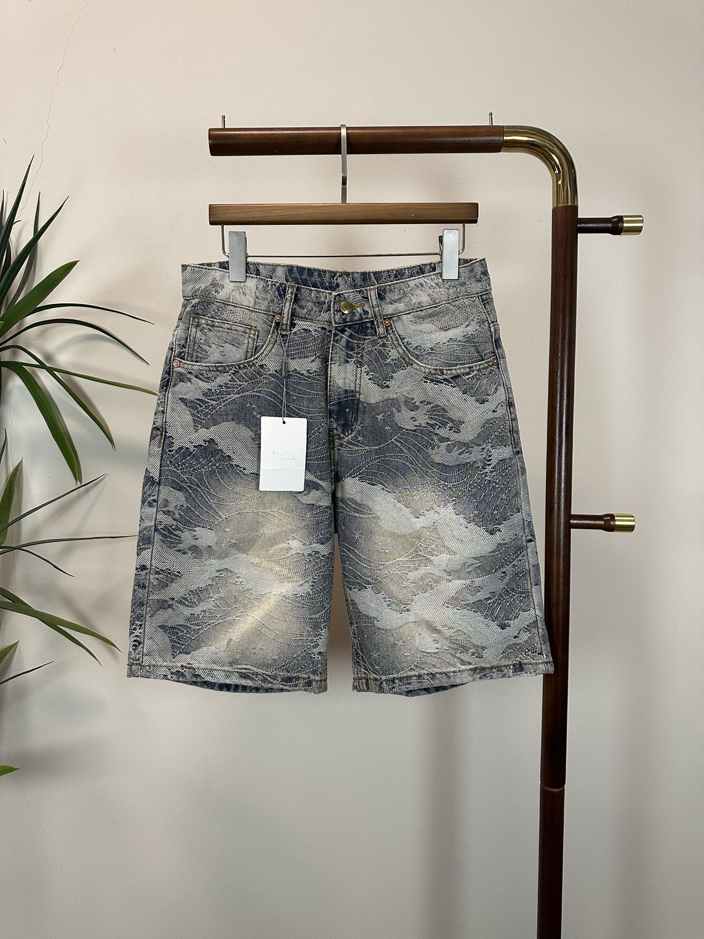 NO:426648,DIOR exclusively available for new jeans, high-end version!  Customized fabrics for counters are breathable and comfortable, with impeccable details, and the brand element design concept reflects high quality. The feel is delicate and soft!  It is casually cut, with a great upper body style!  29-38, Dior, Dior, Jeans, Alexander wang19860909DIOR 迪奥 独家专供新款 牛仔裤,高端版本！专柜定制面料 透气舒适度高,细节无可挑剔,品牌元素设计理念,体现高品质.手感细腻柔软！呈现休闲裁剪,上身版型超赞！ 码数29-38,,dior,dior,jeans,alexander wang,Men's clothing