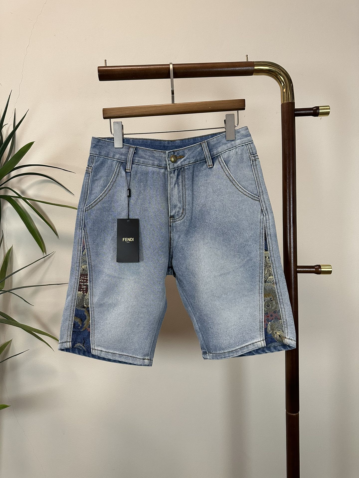 NO:426644,FD Fendi exclusively for new jeans, high-end version!  Customized fabrics for counters are breathable and comfortable, with impeccable details, and the brand element design concept reflects high quality. The feel is delicate and soft!  It is casually cut, with a great upper body style!  Number of codes 29-38, fendi, jeans, alexander wang19860909FD 芬迪 独家专供新款 牛仔裤,高端版本！专柜定制面料 透气舒适度高,细节无可挑剔,品牌元素设计理念,体现高品质.手感细腻柔软！呈现休闲裁剪,上身版型超赞！ 码数29-38,,fendi,jeans,alexander wang,Men's clothing