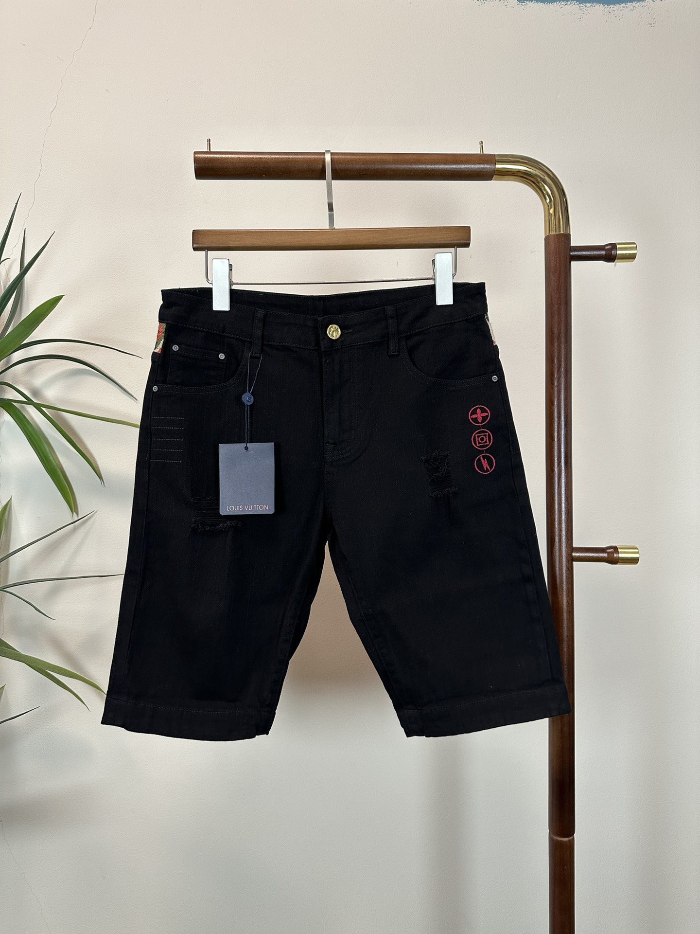 NO:426640,LV Louis Vuitton exclusively for new jeans, high-end version!  Customized fabrics for counters are breathable and comfortable, with impeccable details, and the brand element design concept reflects high quality. The feel is delicate and soft!  It is casually cut, with a great upper body style!  29-38, louis vuitton,louis vuitton,jeans,alexander wang19860909LV 路易威登 独家专供新款 牛仔裤,高端版本！专柜定制面料 透气舒适度高,细节无可挑剔,品牌元素设计理念,体现高品质.手感细腻柔软！呈现休闲裁剪,上身版型超赞！ 码数29-38,,louis vuitton,louis vuitton,jeans,alexander wang,Men's clothing