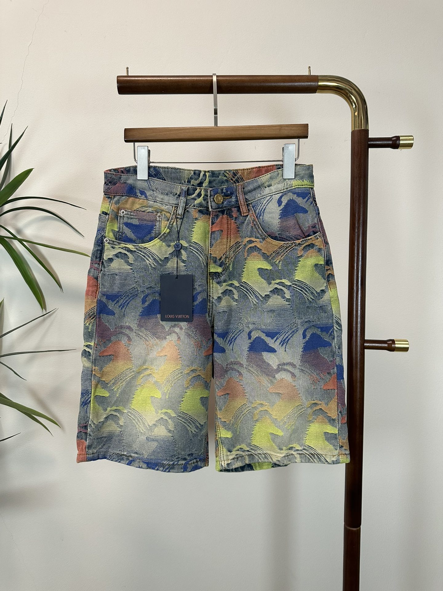 NO:459130,LV Louis Vuitton exclusively for new jeans, high-end version!  Customized fabrics for counters are breathable and comfortable, with impeccable details, and the brand element design concept reflects high quality. The feel is delicate and soft!  It is casually cut, with a great upper body style!  29-38, louis vuitton,louis vuitton,jeans,alexander wang19860909LV 路易威登 独家专供新款 牛仔裤,高端版本！专柜定制面料 透气舒适度高,细节无可挑剔,品牌元素设计理念,体现高品质.手感细腻柔软！呈现休闲裁剪,上身版型超赞！ 码数29-38,,louis vuitton,louis vuitton,jeans,alexander wang,Men's clothing