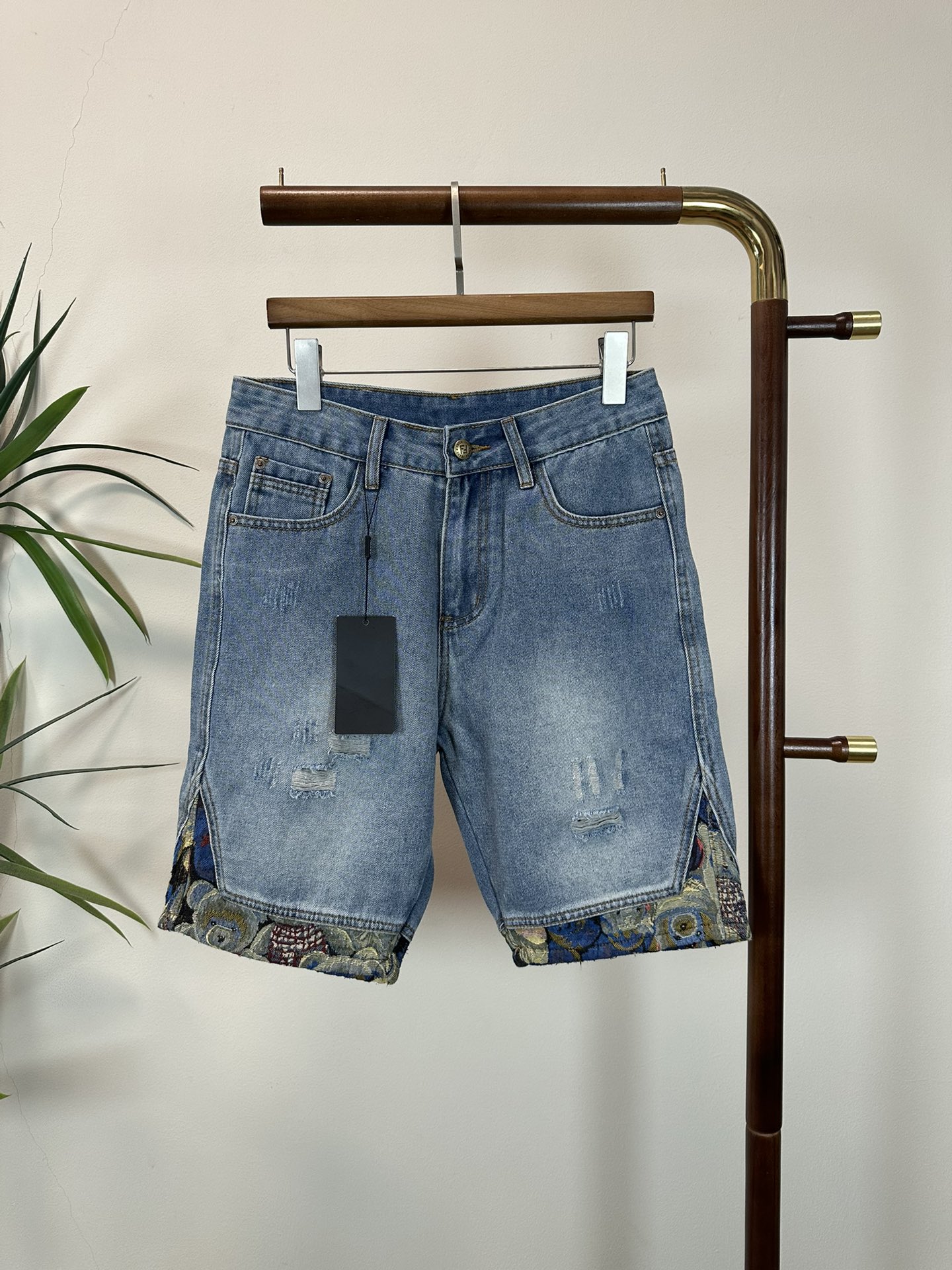 NO:459129,FD Fendi exclusively for new jeans, high-end version!  Customized fabrics for counters are breathable and comfortable, with impeccable details, and the brand element design concept reflects high quality. The feel is delicate and soft!  It is casually cut, with a great upper body style!  Number of codes 29-38, fendi, jeans, alexander wang19860909FD 芬迪 独家专供新款 牛仔裤,高端版本！专柜定制面料 透气舒适度高,细节无可挑剔,品牌元素设计理念,体现高品质.手感细腻柔软！呈现休闲裁剪,上身版型超赞！ 码数29-38,,fendi,jeans,alexander wang,Men's clothing