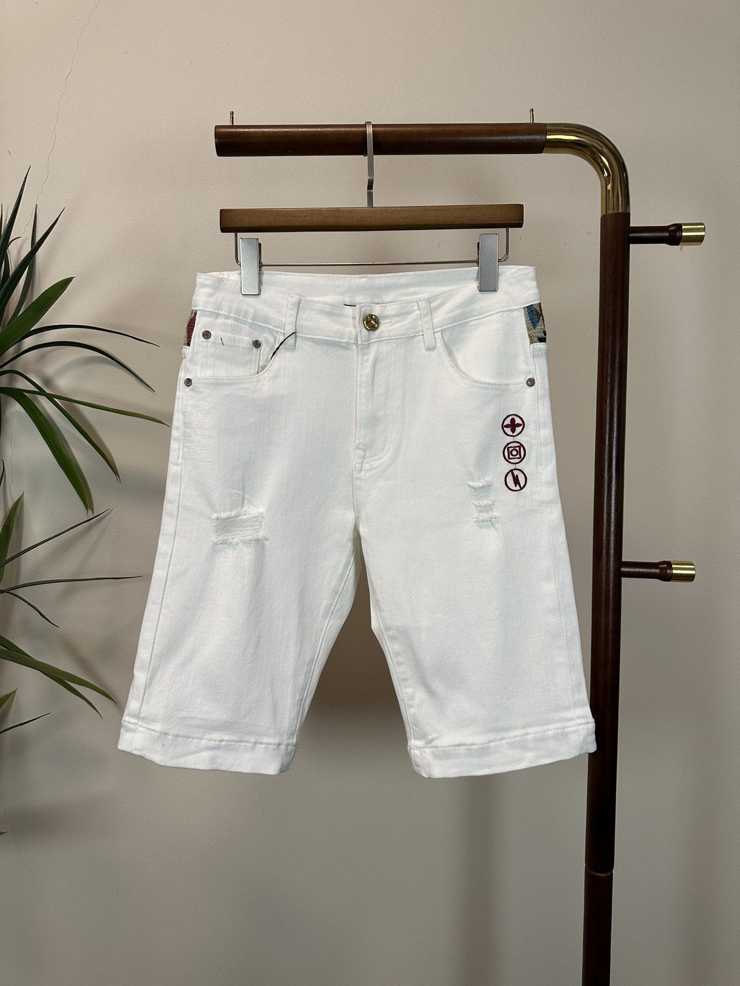 NO:426672,LV Louis Vuitton exclusively for new jeans, high-end version!  Customized fabrics for counters are breathable and comfortable, with impeccable details, and the brand element design concept reflects high quality. The feel is delicate and soft!  It is casually cut, with a great upper body style!  29-38, louis vuitton,louis vuitton,jeans,alexander wang19860909LV 路易威登 独家专供新款 牛仔裤,高端版本！专柜定制面料 透气舒适度高,细节无可挑剔,品牌元素设计理念,体现高品质.手感细腻柔软！呈现休闲裁剪,上身版型超赞！ 码数29-38,,louis vuitton,louis vuitton,jeans,alexander wang,Men's clothing