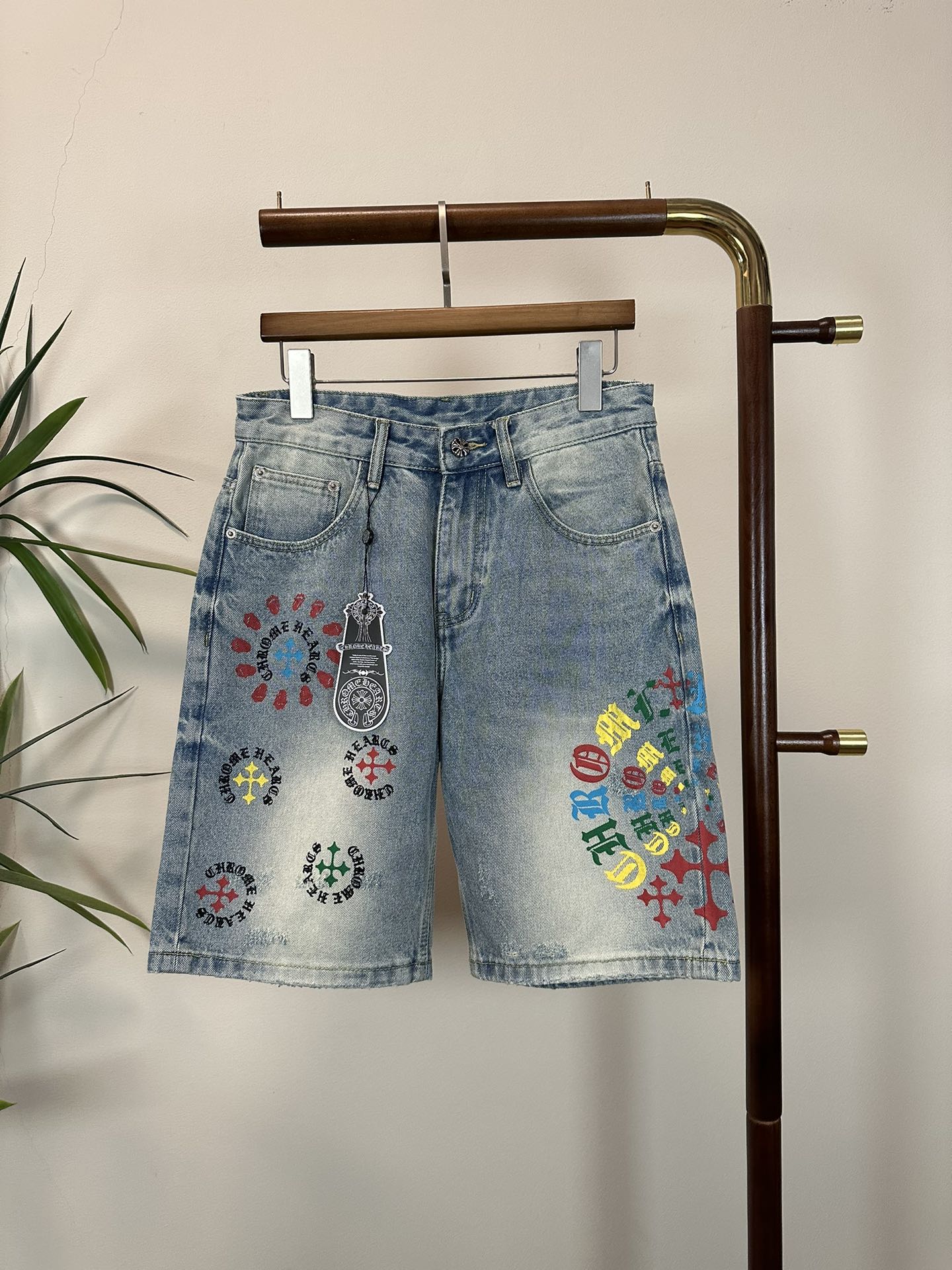 NO:459139,CH Croxin exclusively available for new jeans, high-end version!  Customized fabrics for counters are breathable and comfortable, with impeccable details, and the brand element design concept reflects high quality. The feel is delicate and soft!  It is casually cut, with a great upper body style!  Number of codes 29-38, Chrome hearts, jeans, alexander wang19860909CH 克罗心 独家专供新款 牛仔裤,高端版本！专柜定制面料 透气舒适度高,细节无可挑剔,品牌元素设计理念,体现高品质.手感细腻柔软！呈现休闲裁剪,上身版型超赞！ 码数29-38,,chrome hearts,jeans,alexander wang,Men's clothing