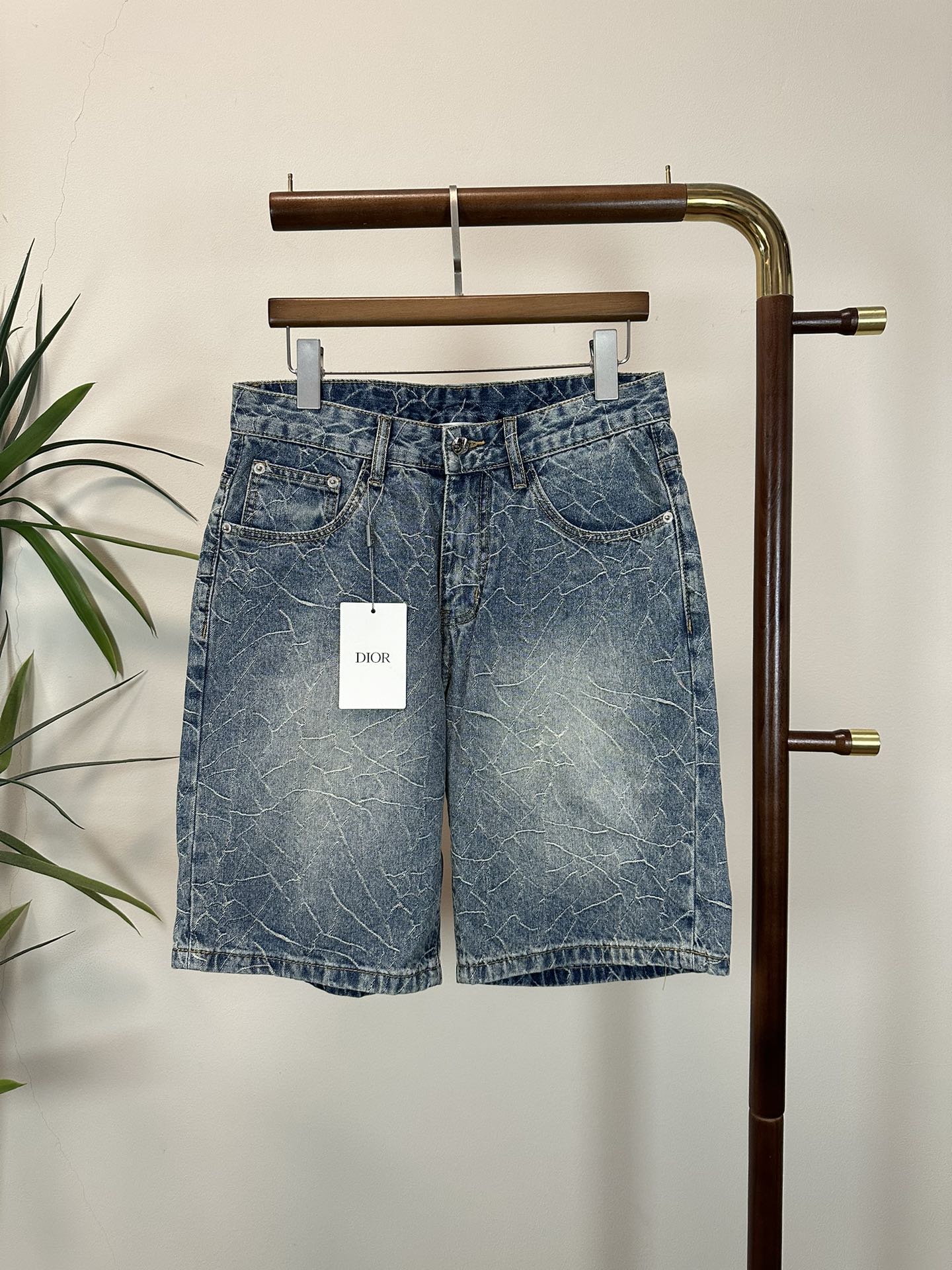 NO:459138,DIOR exclusively available for new jeans, high-end version!  Customized fabrics for counters are breathable and comfortable, with impeccable details, and the brand element design concept reflects high quality. The feel is delicate and soft!  It is casually cut, with a great upper body style!  29-38, Dior, Dior, Jeans, Alexander wang19860909DIOR 迪奥 独家专供新款 牛仔裤,高端版本！专柜定制面料 透气舒适度高,细节无可挑剔,品牌元素设计理念,体现高品质.手感细腻柔软！呈现休闲裁剪,上身版型超赞！ 码数29-38,,dior,dior,jeans,alexander wang,Men's clothing