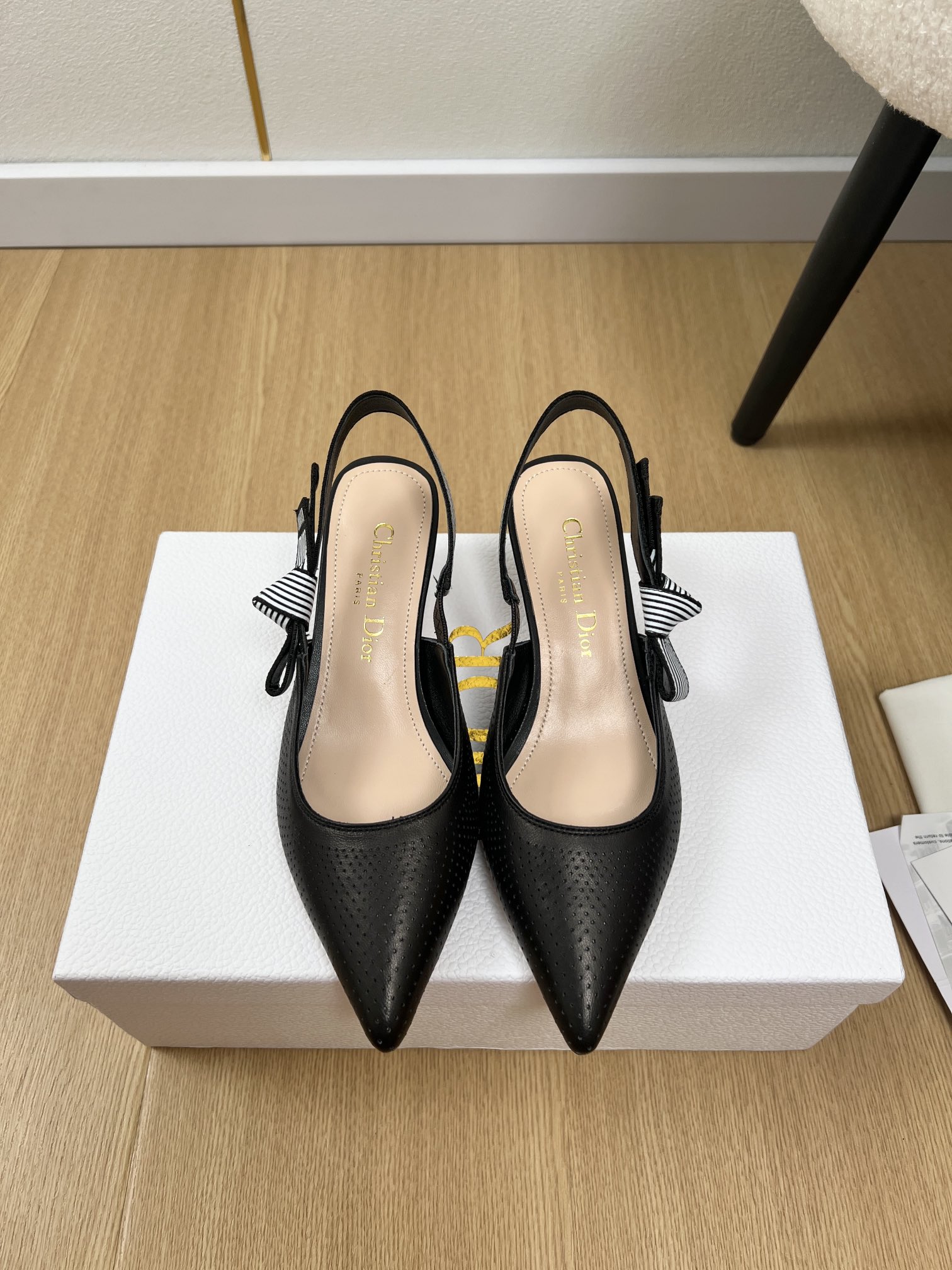 NO:409768,Dior | 2025 D Home 2025 Spring and Summer New Products, the latest hit punched pointed-toe rear empty shoes series, it’s really a glance!  Don't think that beautiful shoes are all polished!  This D-Journey ballet lace shoes have put a lot of effort into comfort. It is made of soft leather, fits the curve of the feet, does not get tired of walking, and does not have any pressure all day shopping. The upper is customized imported punched cowhide, imported sheepskin, outsole, imported Italian leather outsole, heel height 5cm, size 34-41 (34.40.41 custom), high heels, dior, dior, dior, sandals, high heels, cowhide, sheepskin, Leather soles19860909Dior迪奥 | 2025 D家2025春夏新品 专柜最新爆款冲孔尖头后空鞋系列 真的是一眼万年！别以为美丽的鞋子都磨脚！这款D-Journey芭蕾舞绑带鞋在舒适度上下足了功夫.柔软的皮革材质,贴合脚部曲线,走路不累脚,逛街一整天也毫无压力. 鞋面原版定制进口冲孔牛皮 内里进口羊皮 大底意大利进口真皮大底 跟高5cm 码数34-41（34.40.41定制）,高跟鞋凉鞋,dior,dior,dior,sandals,high heels,cowhide,sheepskin,Leather soles,Women's Shoes