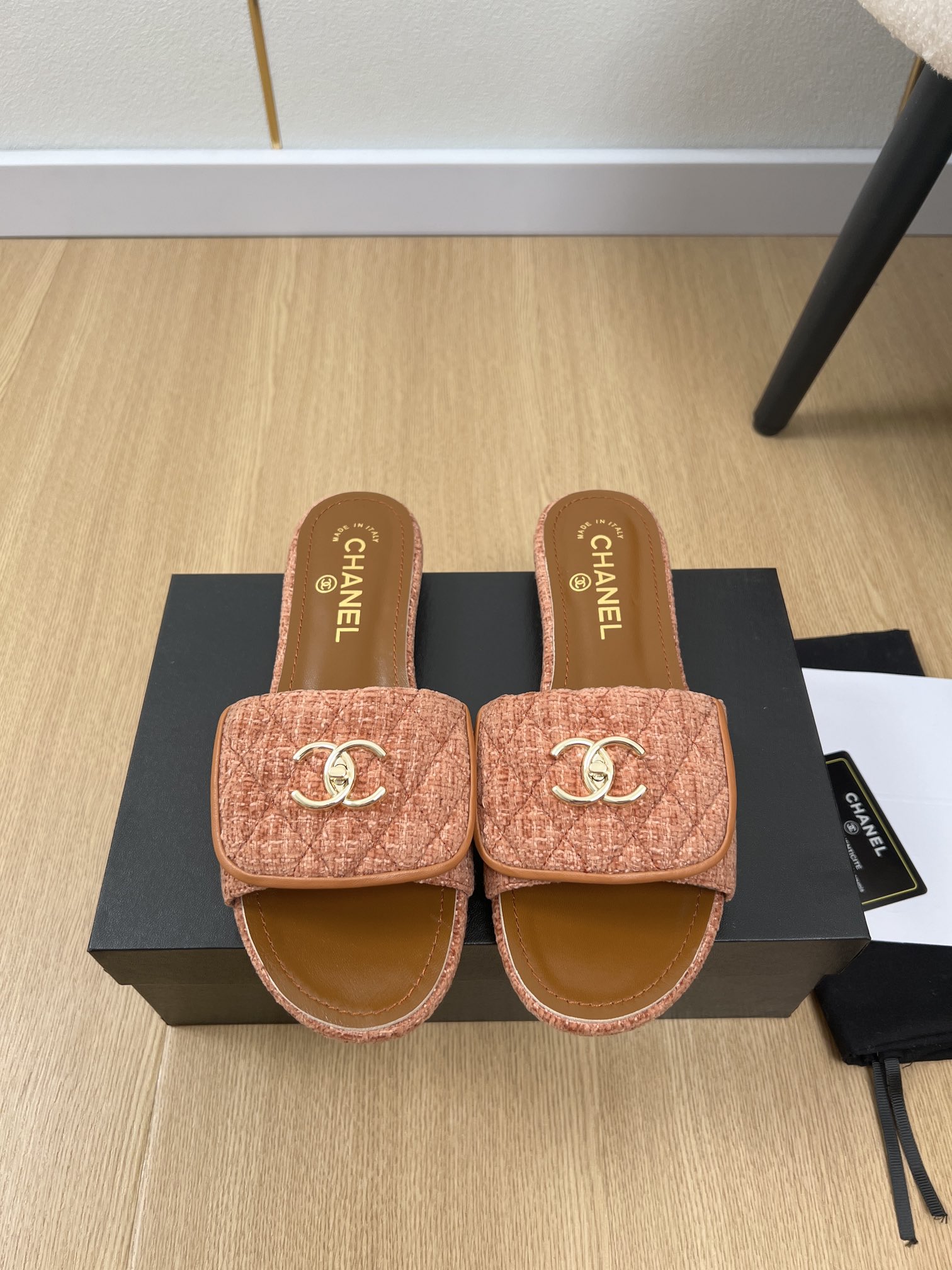NO:409766,CHANEL Chanel | 2025 Xiaoxiang 2025 Early Spring New Products, New Styles of School Bags and Flip Flop Slippers Series, Love at First Sight, Xiaohongshu is pushing sandals, which look good no matter how you match it, a must-have for fashionable beauty. Ms. Xiaoxiang loves simple and irresistible/match shows a unique style of dressing, free mixing and matching, shines in place, and follows the fashionable pace of Grandma Tsuka!  !  !  Exquisite details enlarge the original mold opening hardware buckle Top version purchasing level creation & small person welfare Thick sole Increase height Super slimming This year's fairy ♀ Must-have fashion items [celebrating] Upper Original imported specific materials Inner Imported sheepskin Outsole Italian imported leather outsole Sole Height 1.5cm Size 35-41 (40.41 Customized without return and exchange), Slippers, chanel, chanel, slippers, sheepskin, Leather soles19860909CHANEL香奈儿 | 2025  小香2025早春新品 专柜新款书包扣翻盖拖鞋系列 一见钟情 小红书力推款凉拖鞋,怎么搭配都好看,时髦精必备,小香女士钟爱简约又难以抗拒系/搭配展现与众不同的穿搭风格、自由混搭闪耀到位跟紧香奶奶时尚步伐！！！精致细节放大看原版开模五金扣 顶级版本代购级别打造&小个子的福利 厚底 增高 超级显瘦 今年小仙女♀必备时尚单品[庆祝] 鞋面 原版进口特定材料 内里 进口羊皮 大底 意大利进口真皮大底 底高 1.5cm 码数 35-41（40.41定制不退换）,拖鞋,chanel,chanel,slippers,sheepskin,Leather soles,Women's Shoes