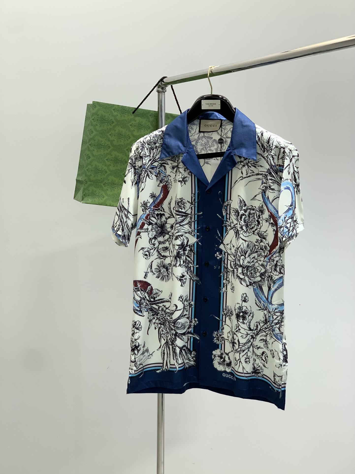 NO:424829,One set, Gucci, the latest summer model, available at the same time as the counter, original single, fashionable and casual short-sleeved suit, very distinctive on the upper body!  Eye-catching and highlighted, imported original fabric, top-grade printed craft letter pattern decorative logo, simple but not lacking in fashion, classic and atmospheric, comfortable and breathable, handsome and stylish on the upper body, size M-3XL Size bust waist length M10973.574 L 11375.576 XL 1198077 2XL 1228278 3XL127 8680,,gucci,gucci,T-shirt,alexander wang19860909一套,不拆Gucci 古驰,夏季最新款,专柜同步有售,原单狠货,时尚休闲短袖套装,上身很有特点！吸睛而有亮点,进口原版面料,顶级印花工艺字母图案装饰Logo,简单而不失时尚,经典大气,舒适透气,上身帅气有型,码数M-3XL 尺码胸围腰围衣长 M10973.574 L 11375.576 XL 1198077 2XL 1228278 3XL127 8680,,gucci,gucci,T-shirt,alexander wang,Men's clothing