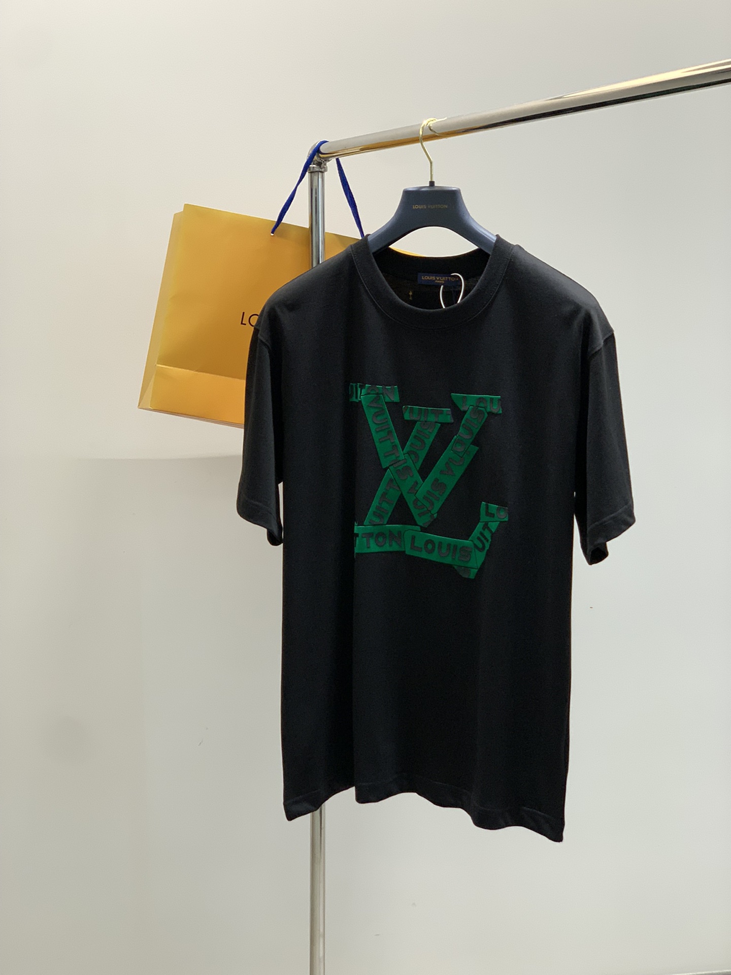 NO:427294,,LouisVuitton, the latest summer model, available at the counter at the same time, original singles, fashionable and casual round neck short-sleeved T-shirt, very distinctive on the upper body!  Eye-catching and highlighted, imported original fabric, top-grade printed craft letter pattern decorative logo, simple but not lacking in fashion, classic and atmospheric, comfortable and breathable, handsome and stylish on the upper body, 2 colors recommended, size XS-L Size, Clothes Length, Shoulder Width, Bust Sleeve Length XS7252.5 11621.5 S7454 12022 M7655.5 12422.5 L 785712823,,louis vuitton,louis vuitton,T-shirt,tees,t-shirt,alexander wang19860909,LouisVuitton 路易威登,夏季最新款,专柜同步有售,原单狠货,时尚休闲圆领短袖T恤,上身很有特点！吸睛而有亮点,进口原版面料,顶级印花工艺字母图案装饰Logo,简单而不失时尚,经典大气,舒适透气,上身帅气有型,2色推荐,码数XS-L 尺码 衣长 肩宽 胸围袖长 XS7252.5 11621.5 S7454 12022 M7655.5 12422.5 L 785712823,,louis vuitton,louis vuitton,T-shirt,tees，t-shirt,alexander wang,Men's clothing