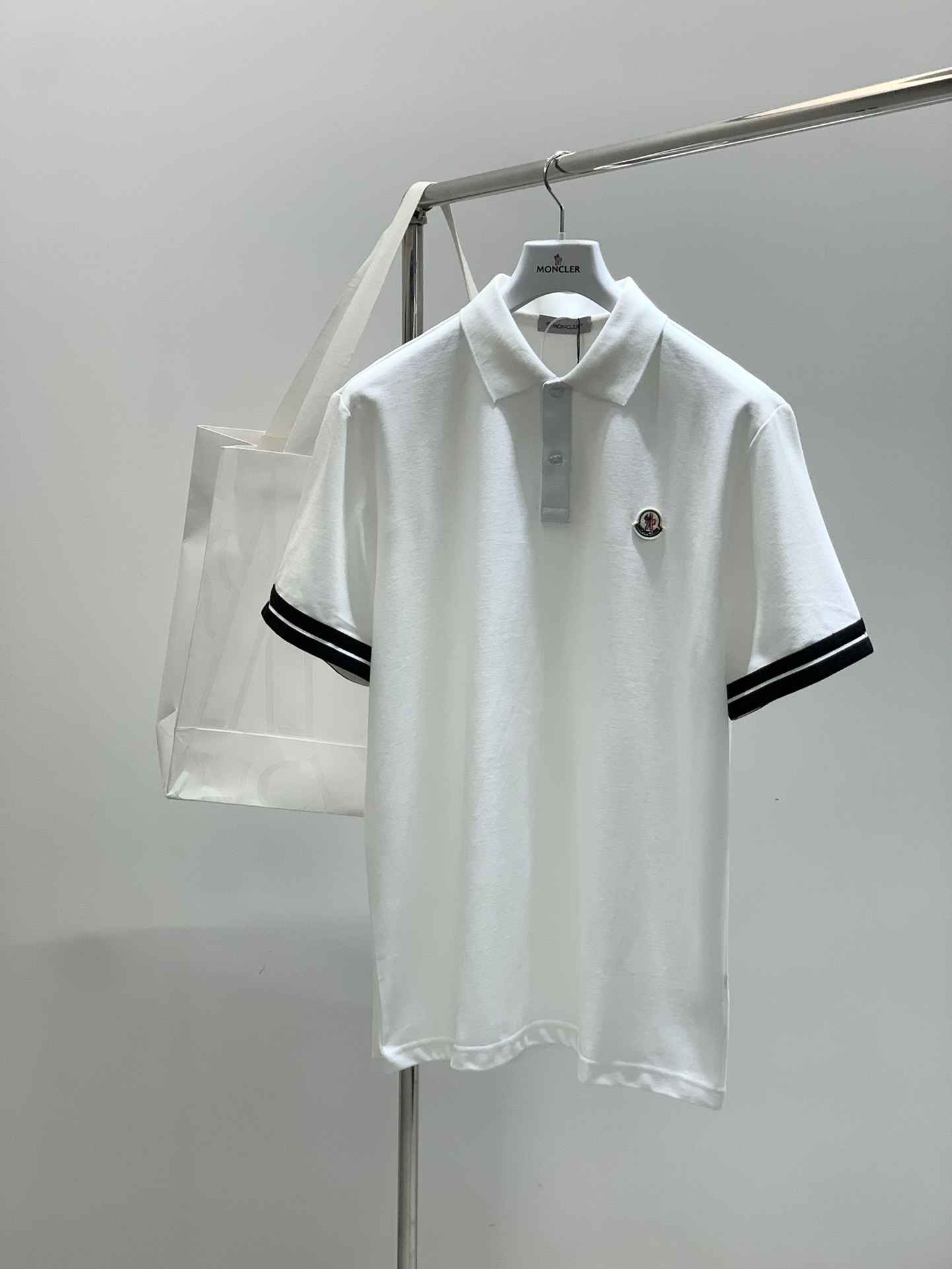 NO:424768,,Moncler cover, the latest summer product, available at the counter at the same time, original single ruthless goods, fashionable and casual lapel short-sleeved T-shirt, comfortable upper body!  Eye-catching and highlighted, using imported original fabric, top-grade embroidery craft letter pattern logo, simple but not losing fashion, top body is fashionable and handsome, 3 colors recommended, S-2Xl Size shoulder width/CM length/CM sleeve length/CM bust/CM S45712153 47732255 L49752357 XL517724.560 XXL53812663,,Moncler,T-shirt,tees,t-shirt,alexander wang19860909,Moncler 蒙口,夏季最新品,专柜同步有售,原单狠货,时尚休闲翻领短袖T恤,上身舒适！吸睛而有亮点,采用进口原版面料,顶级刺绣工艺字母图案logo,简单而不失时尚,上身时尚帅气,3色推荐,码数S-2Xl 尺码肩宽/CM衣长/CM袖长/CM胸围/CM S45712153 47732255 L49752357 XL517724.560 XXL53812663,,Moncler,T-shirt,tees，t-shirt,alexander wang,Men's clothing