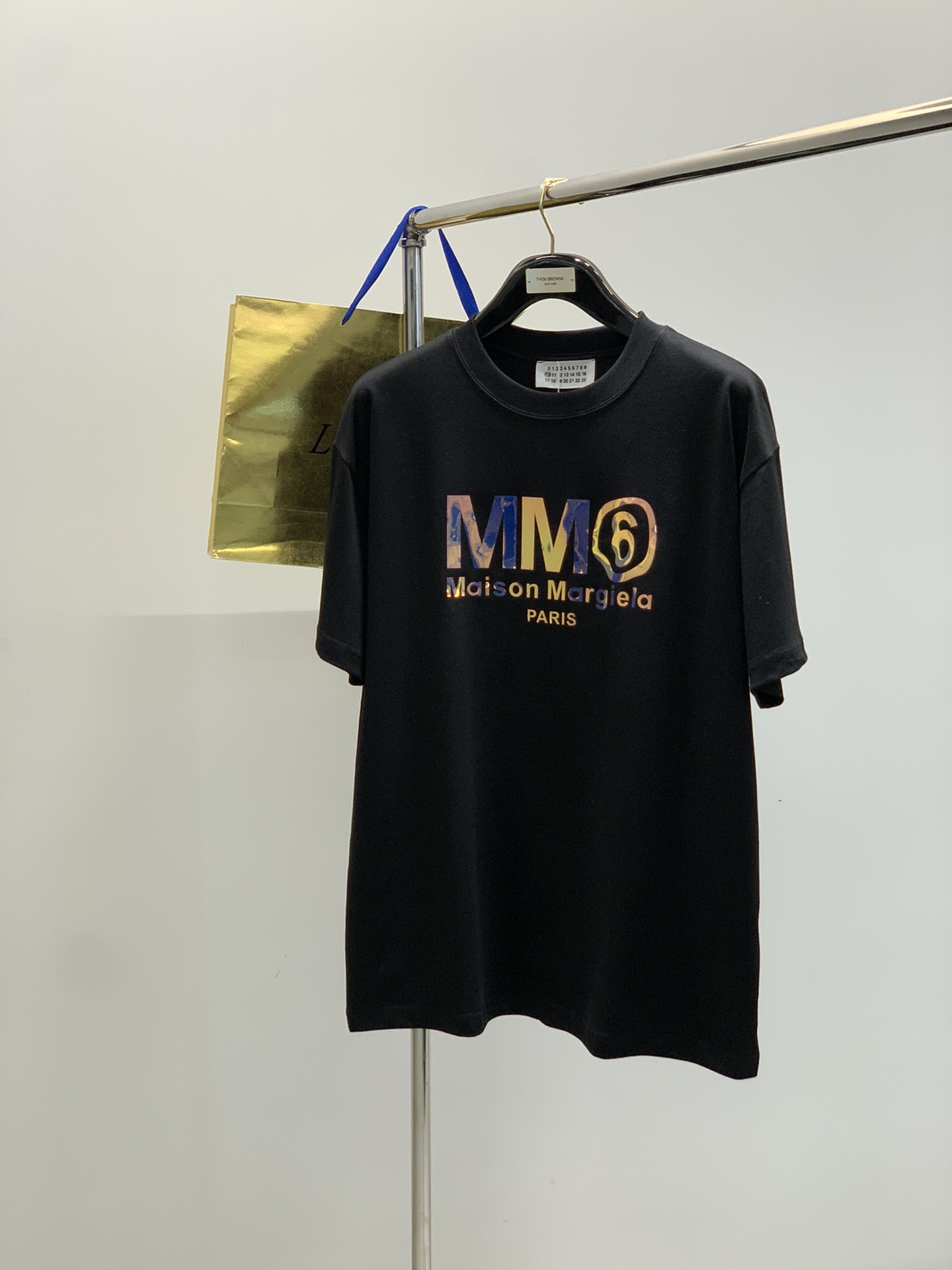 NO:427299,,Maison Margiela, the latest summer products, available at the counter at the same time, original singles, fashionable and casual round neck short-sleeved T-shirt, comfortable on the upper body!  It is eye-catching and has highlights. It uses imported original fabrics and top-grade printed craft letter pattern logo. It is simple but not lacks fashion, and the upper body is very handsome!  2 colors recommended, S-XL, alo, the latest summer model, available at the counter at the same time, original single ruthless product, fashionable and casual round neck short-sleeved T-shirt, very distinctive on the upper body!  Eye-catching and highlighted, imported original fabric, top-grade printing craft letter pattern decorative logo, simple but not lacking in fashion, classic and atmospheric, comfortable and breathable, handsome and stylish on the upper body, 3 colors recommendation, S-Xl Size bust long shoulders wide sleeves S110715320 M114735521 L118755622 XL122775723,,masion margiela,T-shirt,tees,t-shirt,alexander wang19860909,Maison Margiela马吉拉,夏季最新品,专柜同步有售,原单狠货,时尚休闲圆领短袖T恤,上身舒适！吸睛而有亮点,采用进口原版面料,顶级印花工艺字母图案logo,简单而不失时尚,上身帅气十足！2色推荐,码数S-XL ,alo 阿洛,夏季最新款,专柜同步有售,原单狠货,时尚休闲圆领短袖T恤,上身很有特点！吸睛而有亮点,进口原版面料,顶级印花工艺字母图案装饰Logo,简单而不失时尚,经典大气,舒适透气,上身帅气有型,3色推荐,码数S-Xl 尺码胸围衣长肩宽袖长 S110715320 M114735521 L118755622 XL122775723,,masion margiela,T-shirt,tees，t-shirt,alexander wang,Men's clothing