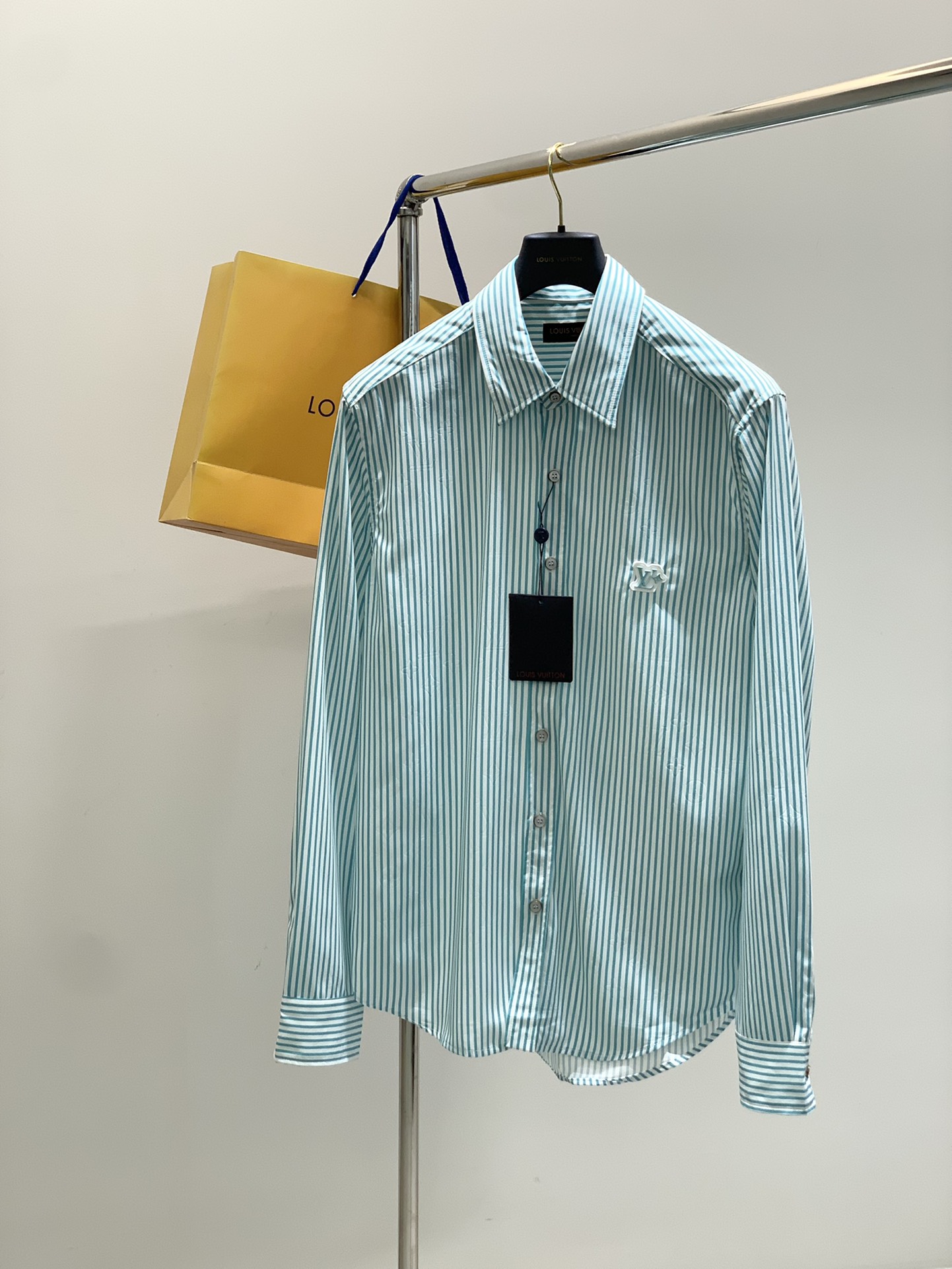 NO:433268,,LouisVuitton, the latest 2025 autumn model, available at the counter at the same time, original single product, fashionable and casual long-sleeved shirt, very distinctive on the upper body!  Eye-catching and highlighted, imported original fabric, top-grade printed craft letter pattern decorative logo, simple but not lacking in fashion, classic and atmospheric, comfortable and breathable, handsome and stylish on the upper body, S-XL Size SMLXL Clothes Length 78798081 Bust 56586062 Shoulder width 47484950,,louis vuitton,louis vuitton,shirts,alexander wang19860909,LouisVuitton 路易威登,2025秋季最新款,专柜同步有售,原单狠货,时尚休闲长袖衬衫,上身很有特点！吸睛而有亮点,进口原版面料,顶级印花工艺字母图案装饰Logo,简单而不失时尚,经典大气,舒适透气,上身帅气有型,码数S-XL 尺码SMLXL 衣长78798081 胸围56586062 肩宽47484950,,louis vuitton,louis vuitton,shirts,alexander wang,Men's clothing