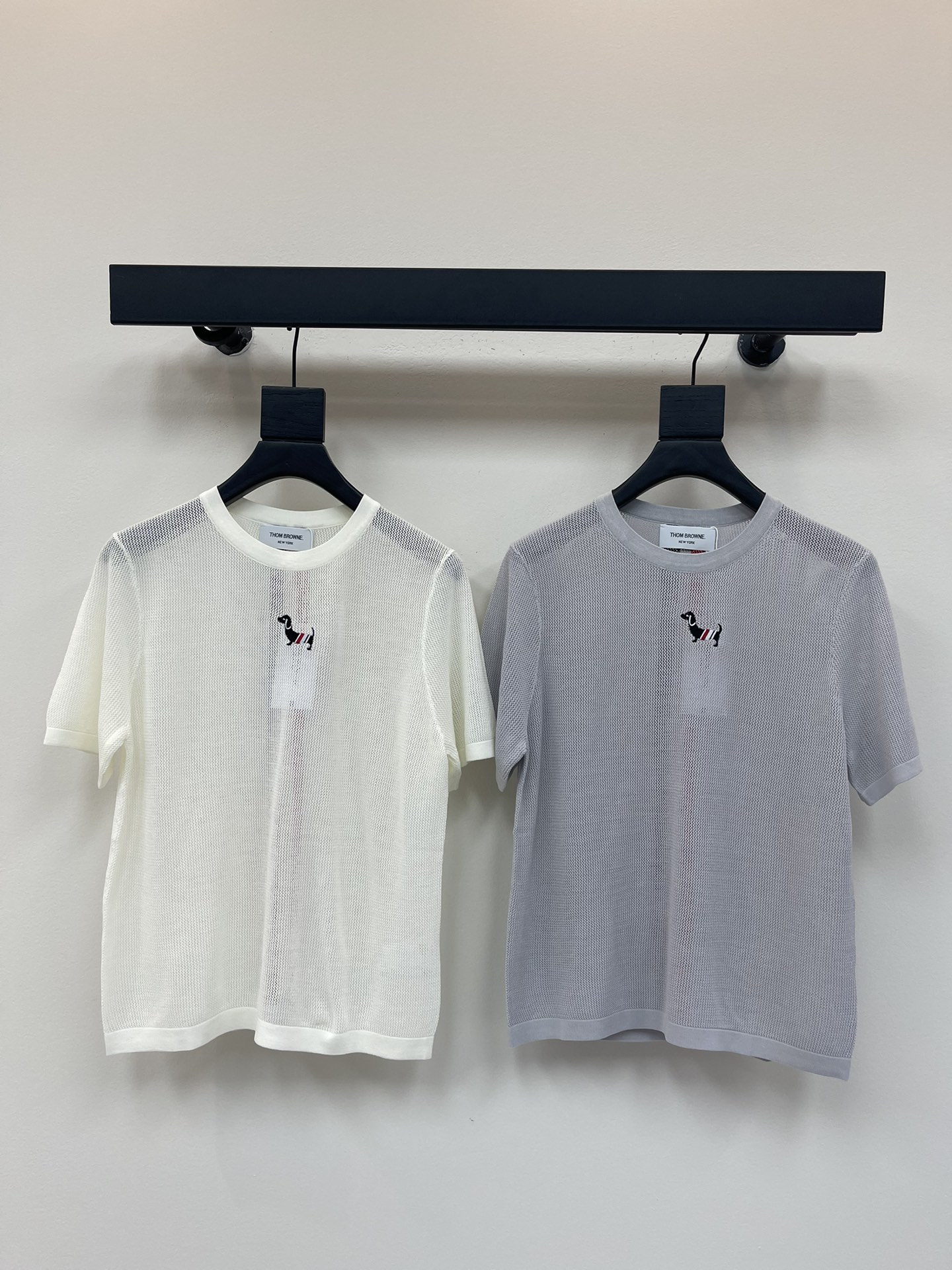 NO:433577,Thom Brown* 2025 Spring and Summer Latest Series!  Hollow puppy round neck knitted short sleeves!  Customized YB knitted material, comfortable and soft, full texture, voxel color base with puppy pattern decoration, cute and age-reducing, upper body shows the college style SML, T-shirt, alexander wang19860909Thom Brown* 2025春夏最新系列！镂空小狗圆领针织短袖！定制YB针织材质织造 舒适柔软 质感十足 通体素色打底配合小狗图案装饰 可爱减龄 上身尽显学院风格 SML,,T-shirt,alexander wang,Women's clothing