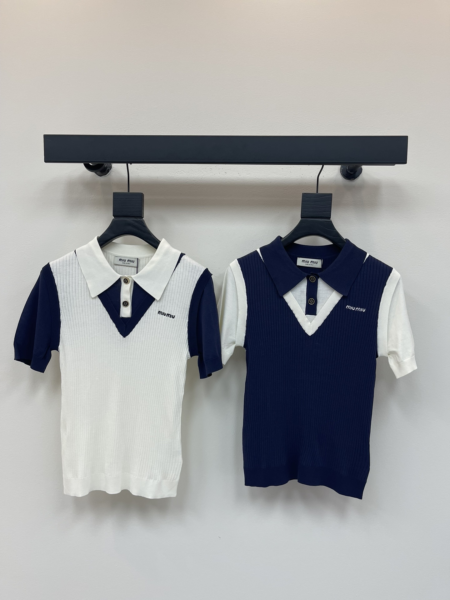 NO:432902,MiuMi*25 new contrasting color fake two-piece Polo collar knitted short sleeves!  Customized YB imported blended yarn woven, comfortable, soft and elastic, full of elasticity, the whole body is made of vertical pit strip texture and sleeves, the design is rich in layering, and the brand letters on the chest are decorated with jacquard and micro-labels to highlight the brand’s high-end style!  SML, miumiu, T-shirt, alexander wang19860909MiuMi*25新款撞色假两件Polo领针织短袖！定制YB进口混纺纱线织造 舒适软糯 弹力十足 通体大身以竖坑条肌理与袖子形成颜色碰撞 设计层次感丰富 胸前品牌字母提花微标点缀 彰显品牌高级格调！SML,,miumiu,T-shirt,alexander wang,Women's clothing