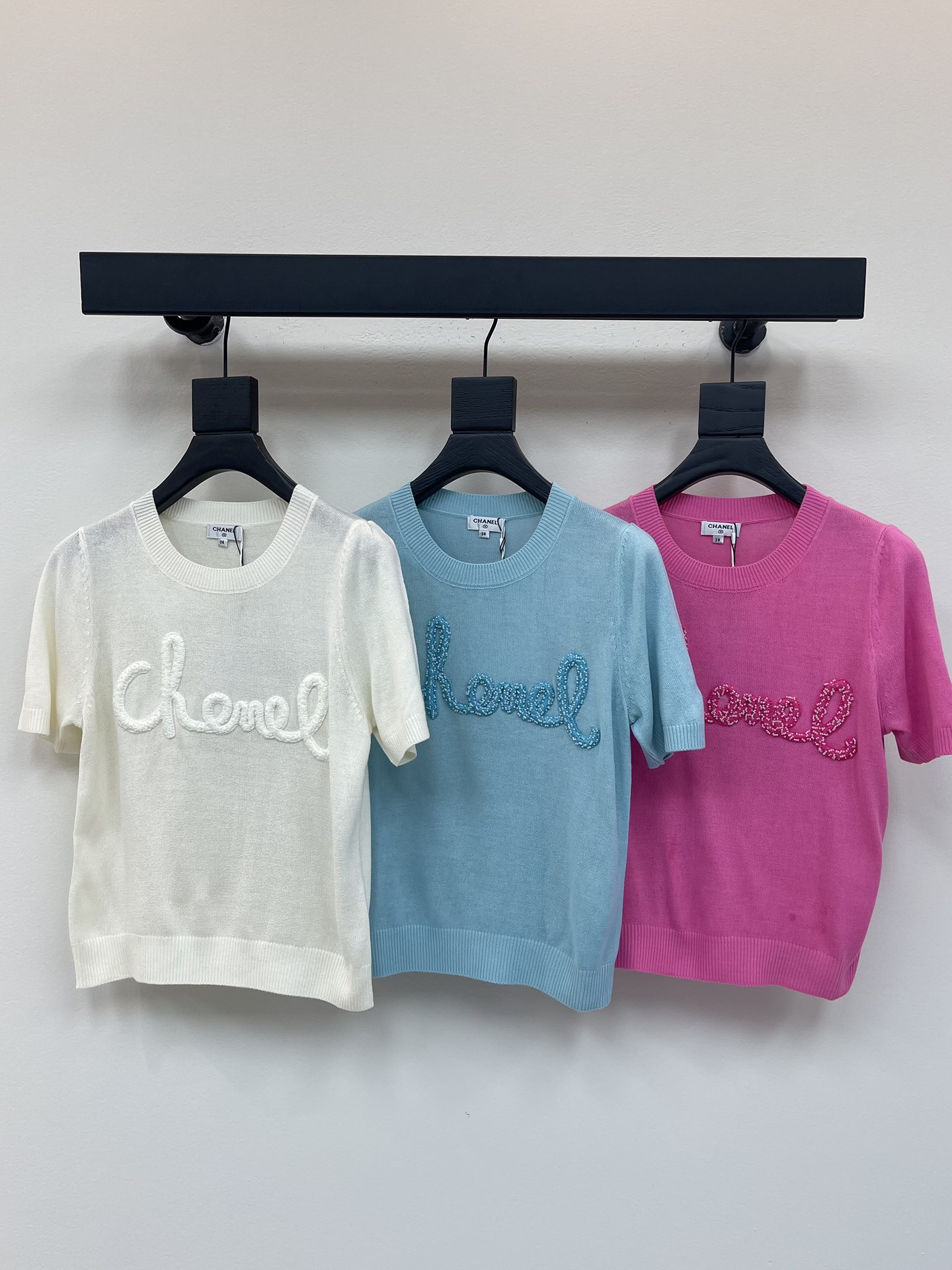 NO:433608,CHAN*L 2025 Spring and Summer Latest Series!  Round neck knitted short sleeves!  Customized YB imported knitted blended yarn woven, delicate and soft. The embroidered letter logo pattern on the chest shows a three-dimensional effect, with a strong retro style and a full sense of high-end!  The style is not picky about others and looks slim and versatile!  SML, chanel, T-shirt, alexander wang19860909CHAN*L 2025春夏最新系列！圆领针织短袖！定制YB进口针织混纺纱线织造 细腻柔软 胸前毛巾绣字母logo花纹呈现出三D立体效果,复古风格强烈,入眼满满的高级感！版型不挑人上身显瘦又百搭！ SML,,chanel,T-shirt,alexander wang,Women's clothing