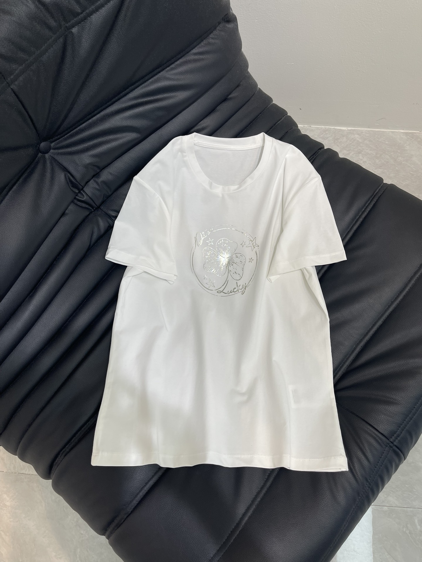 NO:432932,Dio*25 spring and summer new four-leaf clover flower printed short-sleeved T-shirt, imported mercerated cotton fabric, the classic style is versatile and not picky, and the upper body is very beautiful!  SML, dior, T-shirt,tees, t-shirt,alexander wang19860909Dio*25春夏新款四叶草花朵印花短袖T恤,进口丝光棉面料,经典版型百搭不挑人,上身非常漂亮！SML,,dior,T-shirt,tees，t-shirt,alexander wang,Women's clothing