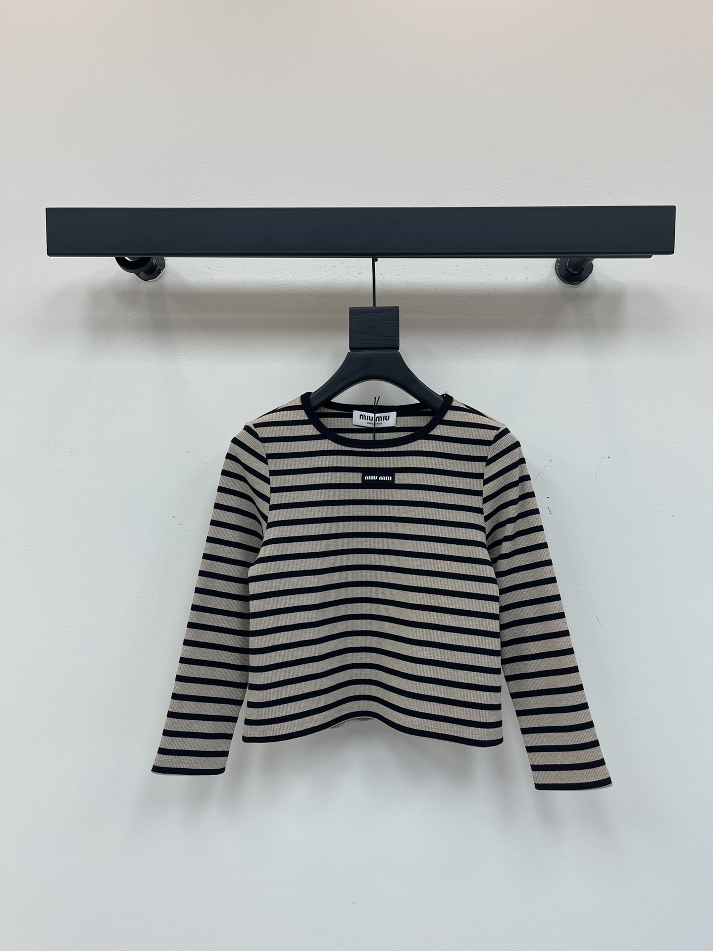 NO:433617,Miumi*2025 new product is available. Miumi*2025. Miumi's full-sleeved cotton top. Customized YB twill cotton. Elastic and comfortable. Breathable and easy to wear. Miumi's top cut. Black edging neckline and letter logo embellish the front closure. Beautify the proportion of the head and shoulders. The two-color striped textures are intertwined. Sweet and casual style is strong. Slim fit style highlights the figure. The style is playful and age-reducing. The visual effect is richer. Easy to control during daily travel or party. SML,,miumiu,alexander wang19860909Miumi*2025新品上架 中袖全棉上衣 定制YB斜纹全棉材质 弹力舒适 透气好穿 中袖上衣剪裁 黑色包边领口和字母徽标点缀前襟 美化头肩比例更显瘦 通体两色条纹理交织 甜美休闲风格强烈 彰显品味 修身版型 突显身材 风格俏皮减龄 视觉效果更丰富 日常出行或聚会轻松驾驭 SML,,miumiu,alexander wang,Women's clothing