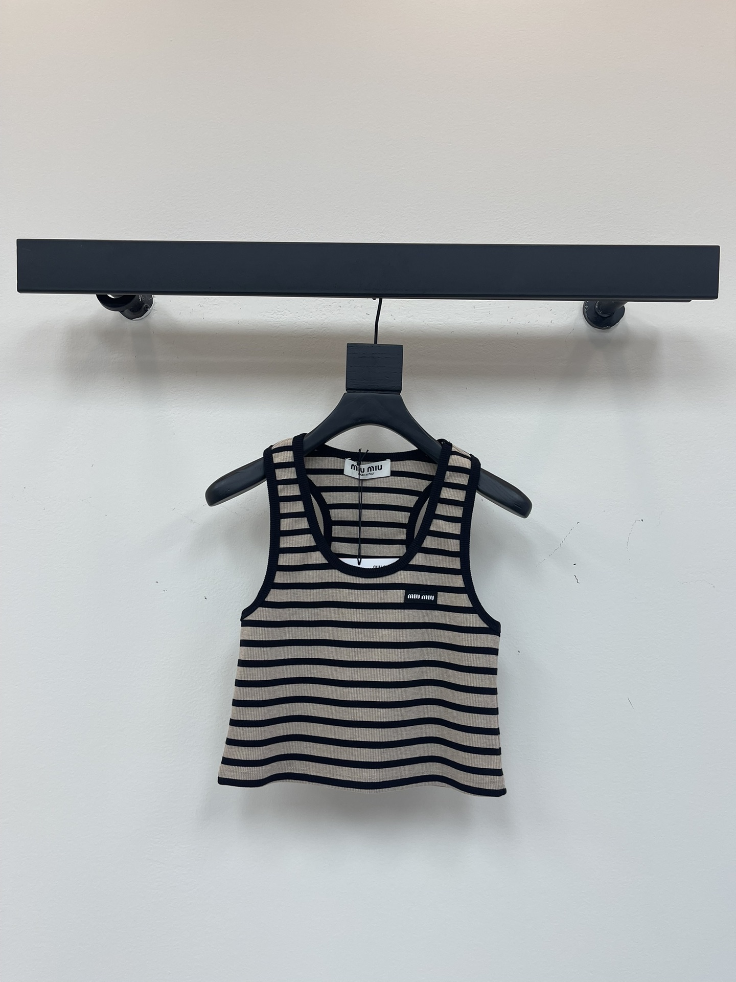 NO:433620,Miu girl!  Summer limited new products!  Intellectual fashionable striped short U-neck vest. Super stacking artifact!  Age-reducing and fashionable!  Contrasting color edging craft letter label logo is low-key and luxurious, and the small and short style is versatile and not picky about people’s upper body. It’s not bad to be beautiful!  Imported high-density pure cotton fabric has excellent texture, and the workmanship quality depends on the details SML, miumiu, alexander wang19860909miu系少女！夏日限定新品！知识分子时髦风条纹短款U领小背心.超级叠搭神器！减龄又时髦！撞色包边工艺字母标签logo低调奢华,小短款版型百搭不挑人上身美的不要不要的！进口高密纯棉面料质感超赞,做工品质看细节SML,,miumiu,alexander wang,Women's clothing