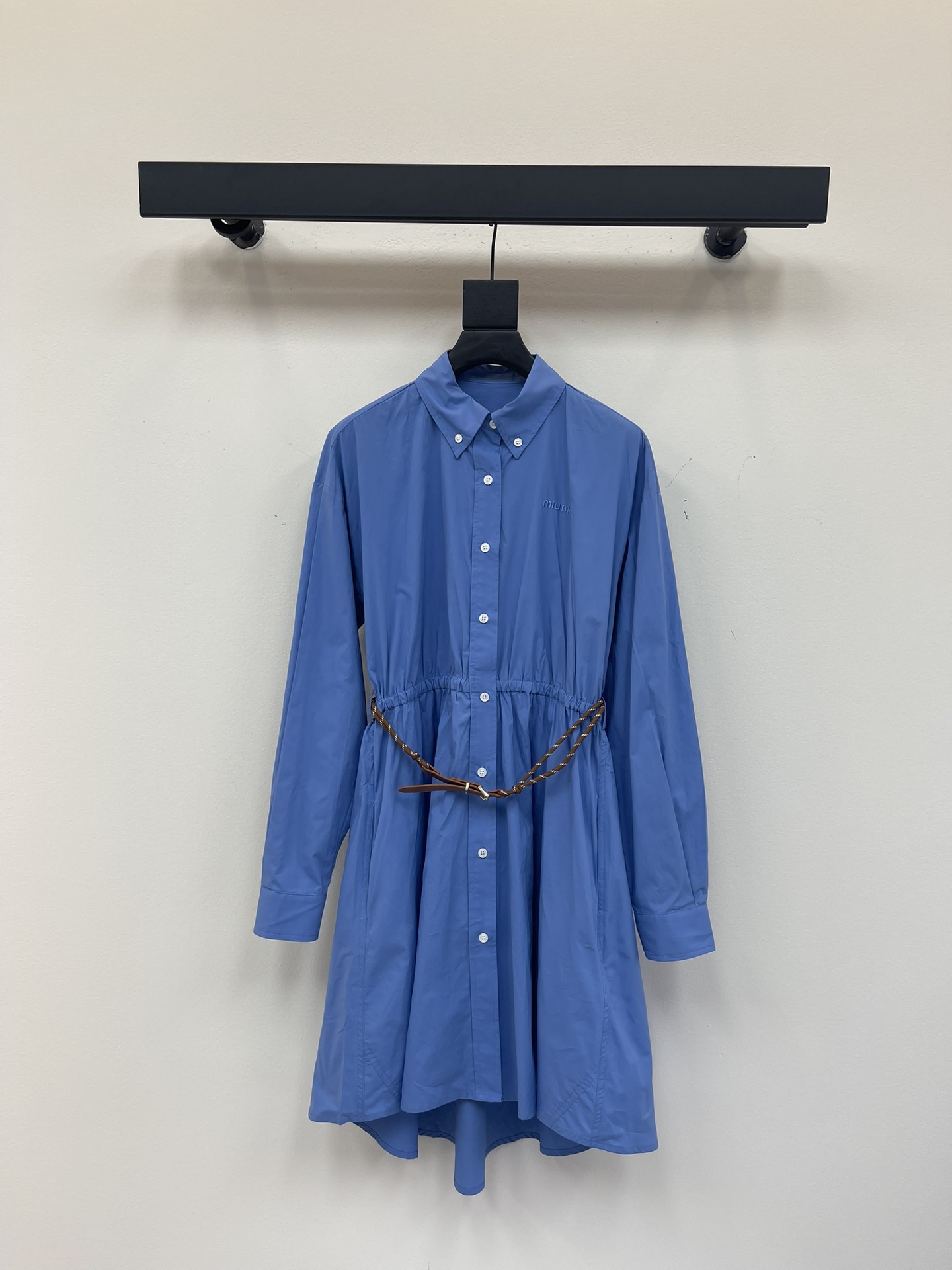 NO:433625,Miu Mi*25 new style waist-hugging long shirt dress [with custom belt] burst series, temperament goddess must be included, letter embroidery decoration in the same color, full of high-end feeling, classic tailoring, irregular hem, visual slimming and high-end, lengthening the body proportions, strength to cover the flesh and make you look thin!  Eternal classics are absolutely not to be missed. They are fashionable in capital with any style. They are extremely practical and have a perfect fit. Fully comfortable. Series models. Blue SML,,miumiu, skirts,shirts,alexander wang19860909Miu Mi*25新款气质收腰长款衬衫连衣裙【配定制腰带】爆单系列款 气质女神必入 同色系字母刺绣装饰 满满的高级感 经典剪裁 不规则下摆 视觉显瘦显高 拉长身材比例 实力遮肉显瘦！永恒经典是绝对不可错过的 搭配任何风格都是大写的时髦 实穿度极高 舒适度满分 系列款 蓝色 SML,,miumiu,skirts,shirts,alexander wang,Women's clothing