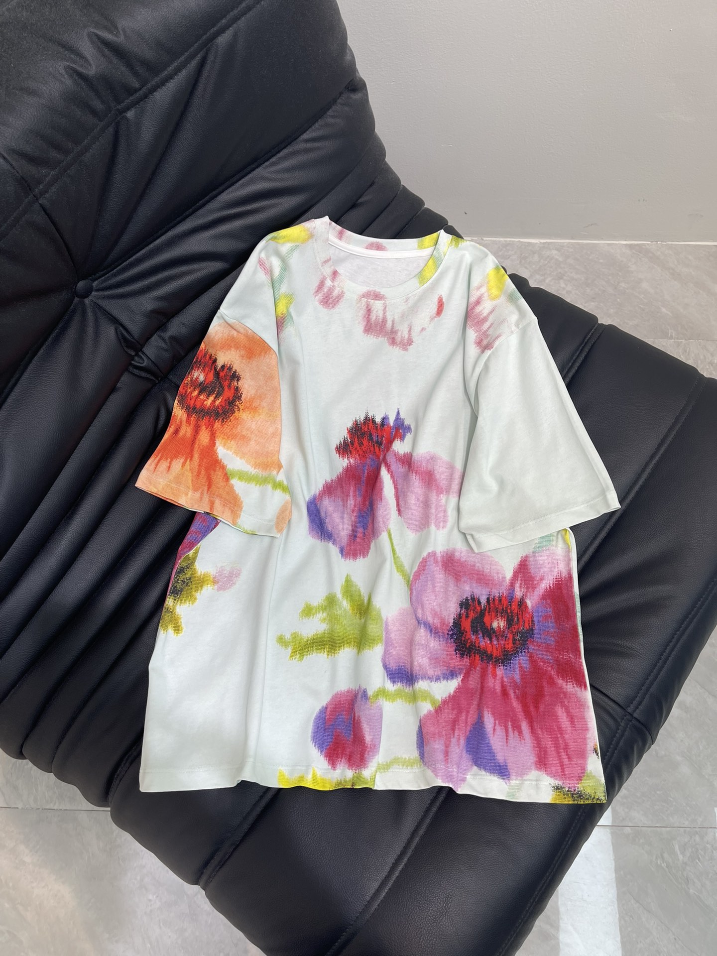 NO:433629,LOEWE full-frame floral pattern printed short sleeves are made of customized cotton fabrics, with excellent texture and comfortable and soft texture, skin-friendly and breathable. The whole body is decorated with floral pattern printed and decorated with brand logo letter printed on the back, and the loose style can be matched with multiple types of clothing to create a fashionable look. SML,,loewe,loewe,T-shirt,alexander wang19860909LOEWE罗意威全幅花卉图案印花短袖 采用定制棉质面料匠心制作,质感卓越手感舒适柔软,亲肤透气,通体饰以花卉图案印花装饰,后背饰以品牌标识字母印花点缀,宽松版型,能与多类型服饰搭配营造时尚造型 SML,,loewe,loewe,T-shirt,alexander wang,Women's clothing