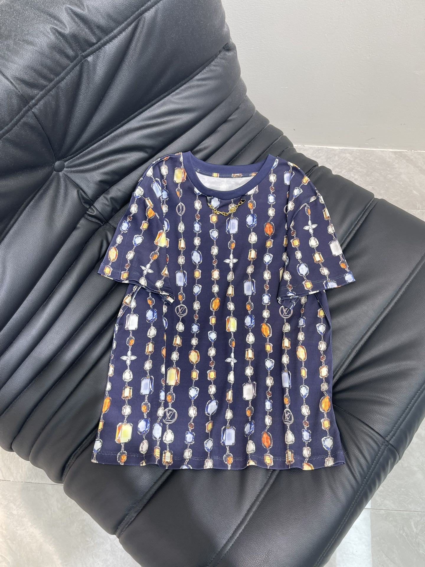 NO:433633,Louis Vuitto*2025SS new T-shirt with high density and excellent feel. It's really hard to work hard!  !  Very similarity, perfect regular style for details!  The upper body is not picky at all and is simple and generous, instantly improving temperament. Recommended hot products, SML,, louis vuitton,tees, t-shirt, alexander wang19860909Louis Vuitto*2025SS新款 T恤 密度很高手感超好 真的费劲心血的一款！！相似度极高 细节完美常规版型！上身完全不挑人简单大方,瞬间提升气质 爆款推荐,码数SML,,louis vuitton,tees，t-shirt,alexander wang,Women's clothing