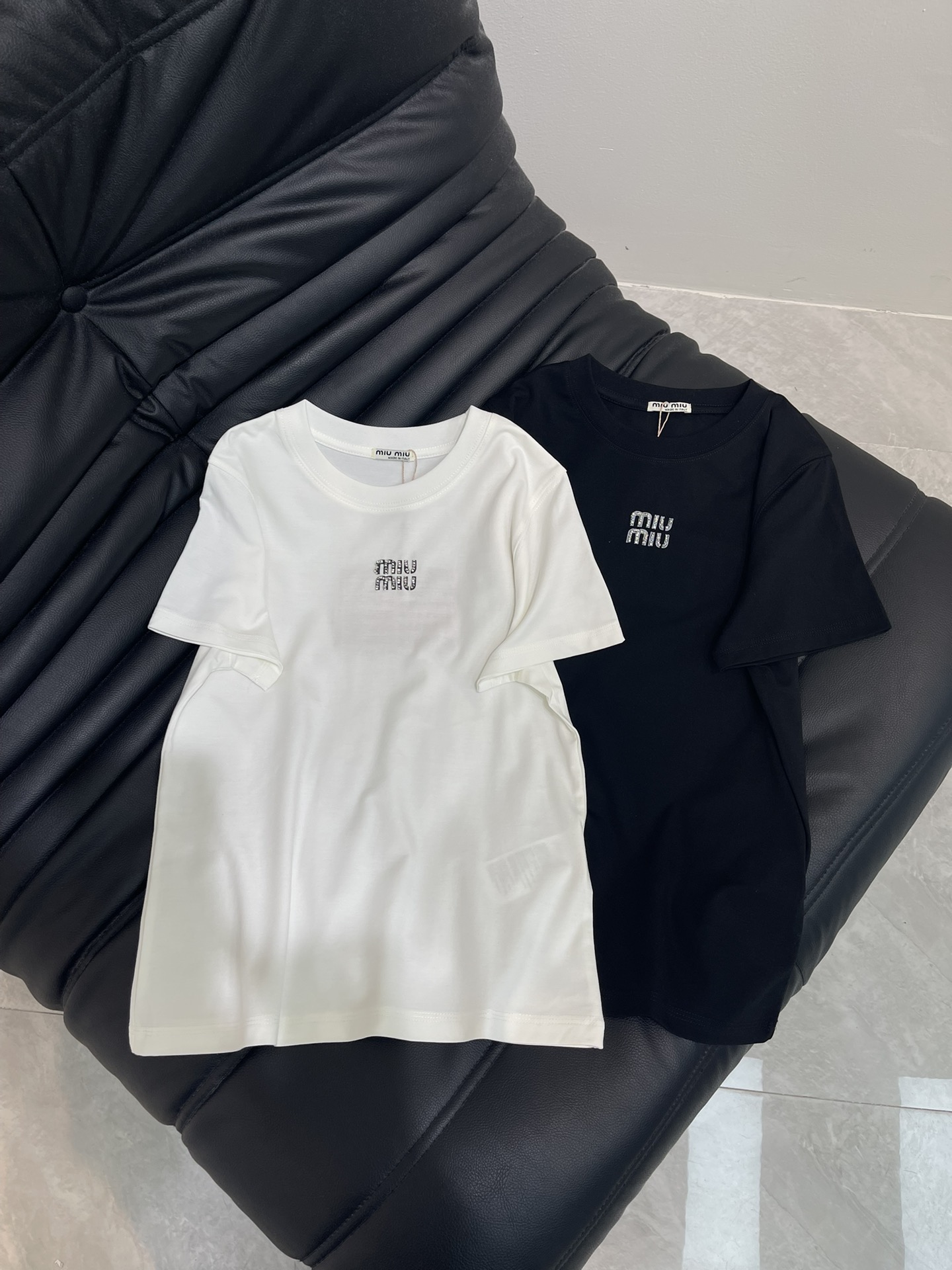 NO:432950,Miumi*25 spring and summer new beaded letter short-sleeved T-shirt, imported mercerated cotton fabric, the classic style is versatile and not picky, and the upper body is very beautiful!  SML, miumiu, T-shirt,tees, t-shirt,alexander wang19860909Miumi*25春夏新款钉珠字母短袖T恤,进口丝光棉面料,经典版型百搭不挑人,上身非常漂亮！SML,,miumiu,T-shirt,tees，t-shirt,alexander wang,Women's clothing