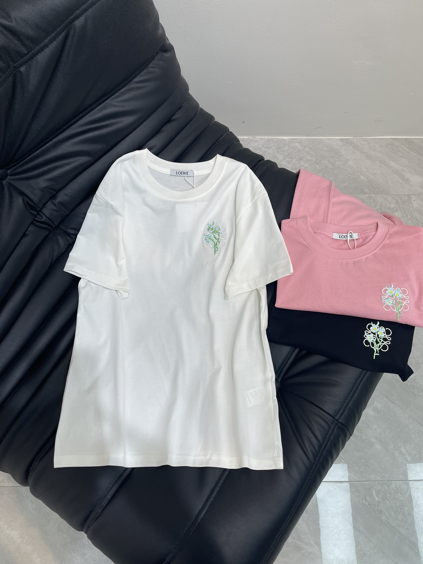 NO:432918,Loew*25 spring and summer new classic logo embroidered flower short-sleeved T-shirt. Imported pure cotton fabric, the classic style is versatile and not picky, and the upper body is very beautiful!  SML, loewe, T-shirt,tees,t-shirt,alexander wang19860909Loew*25春夏新款经典logo刺绣花朵短袖T恤.进口纯棉面料,经典版型百搭不挑人,上身非常漂亮！ SML,,loewe,T-shirt,tees，t-shirt,alexander wang,Women's clothing