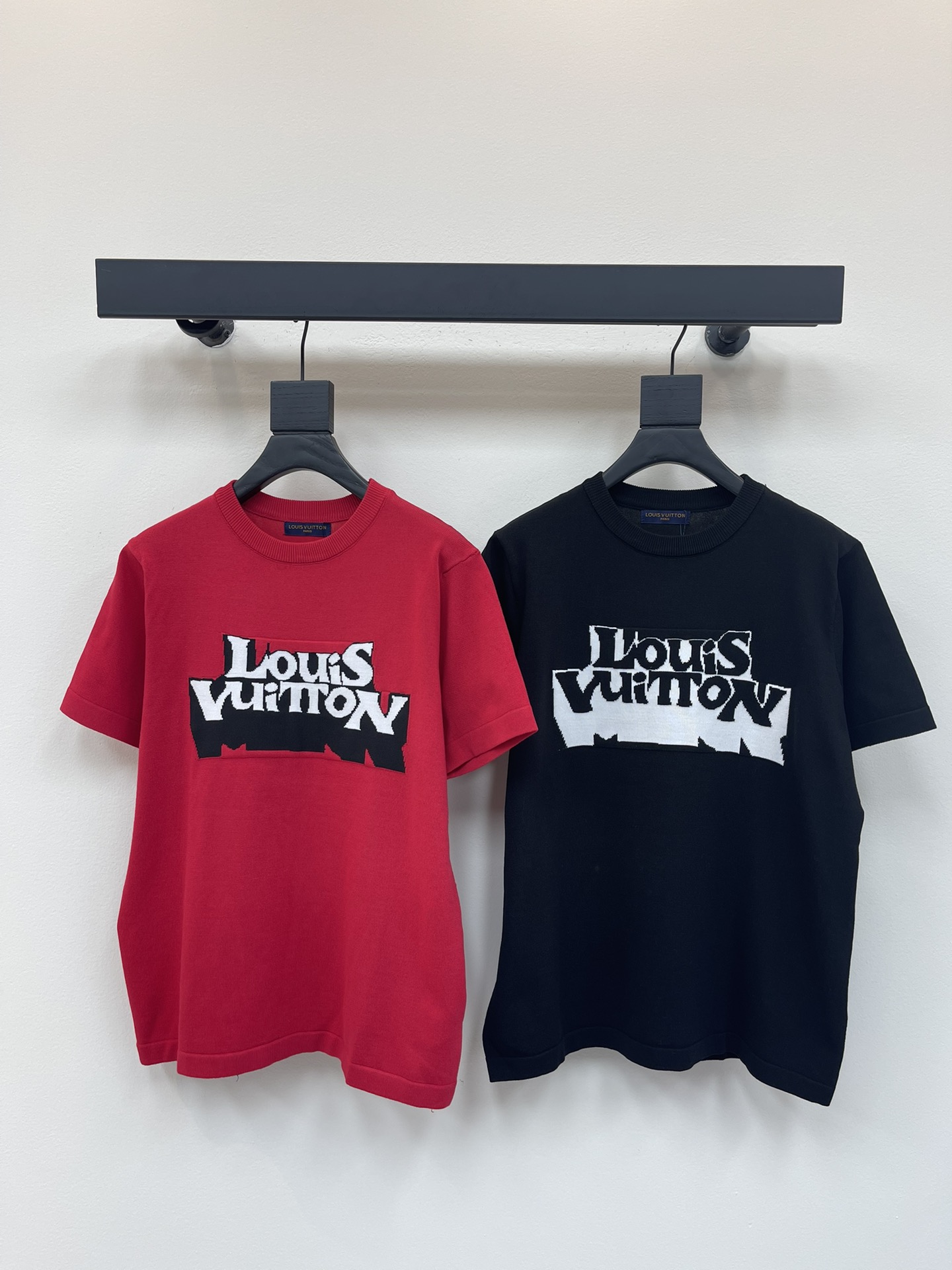 NO:432912,Louis Vuitto*25 new round neck embroidered alphabet knitted top Customized YB cotton yarn material breathable and comfortable, full texture Loose silhouette short-sleeved cut highlights the brand style slightly elastic, giving a slim visual effect The front center is decorated with 3D letters to highlight the high-end style. The inner wear is brilliant and fashionable. SML,,louis vuitton,T-shirt,alexander wang19860909Louis Vuitto*25新款圆领刺绣字母针织上衣 定制YB全棉纱线材质 透气舒适 质感十足 宽松廓形短袖裁剪 凸显品牌格调 略带有弹力 呈现显瘦视觉效果 正面居中用3D感字母标识装饰 彰显高级格调 单穿内搭都出彩时髦 SML,,louis vuitton,T-shirt,alexander wang,Women's clothing