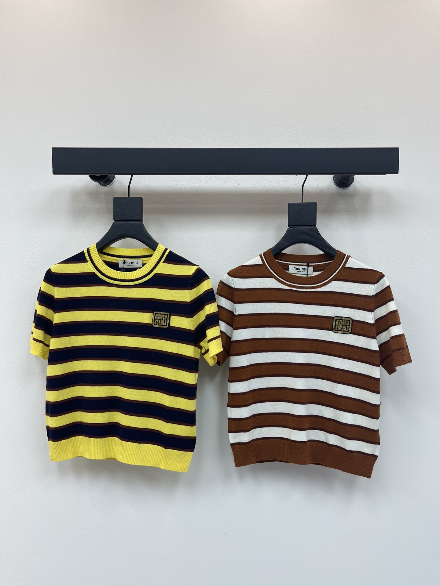 NO:432894,MiuMi*25 new striped knitted short sleeves!  Customized wool yarn weaving, high-quality texture and comfortable knitted short-sleeved tailoring, yellow and blue stripes all over the body, bright and full marks, highlighting the brand personality, highlighting the high-end feeling of outfits, border-cover vertical pit strip texture design, allowing simple styles to show their personality and exquisiteness, and the outfit shows the relaxed tone. The heavy industry nail-beaded seal logo on the chest demonstrates the light luxury and fashionable temperament. You can wear it alone and layer it. The first choice for fashionable outfits in all seasons!  SML, miumiu, T-shirt, alexander wang19860909MiuMi*25新款条纹针织短袖！定制羊毛纱线织造 质感高级舒适 针织短袖剪裁 通体黄蓝条纹交织 亮眼满分 彰显品牌个性 凸显穿搭高级感 包边竖坑条纹理设计 让简单款式穿出个性精致 穿搭尽显松弛调性 胸前重工钉珠章仔徽标 彰显轻奢时髦气质 单穿叠穿均可 四季时尚穿搭首选！SML,,miumiu,T-shirt,alexander wang,Women's clothing