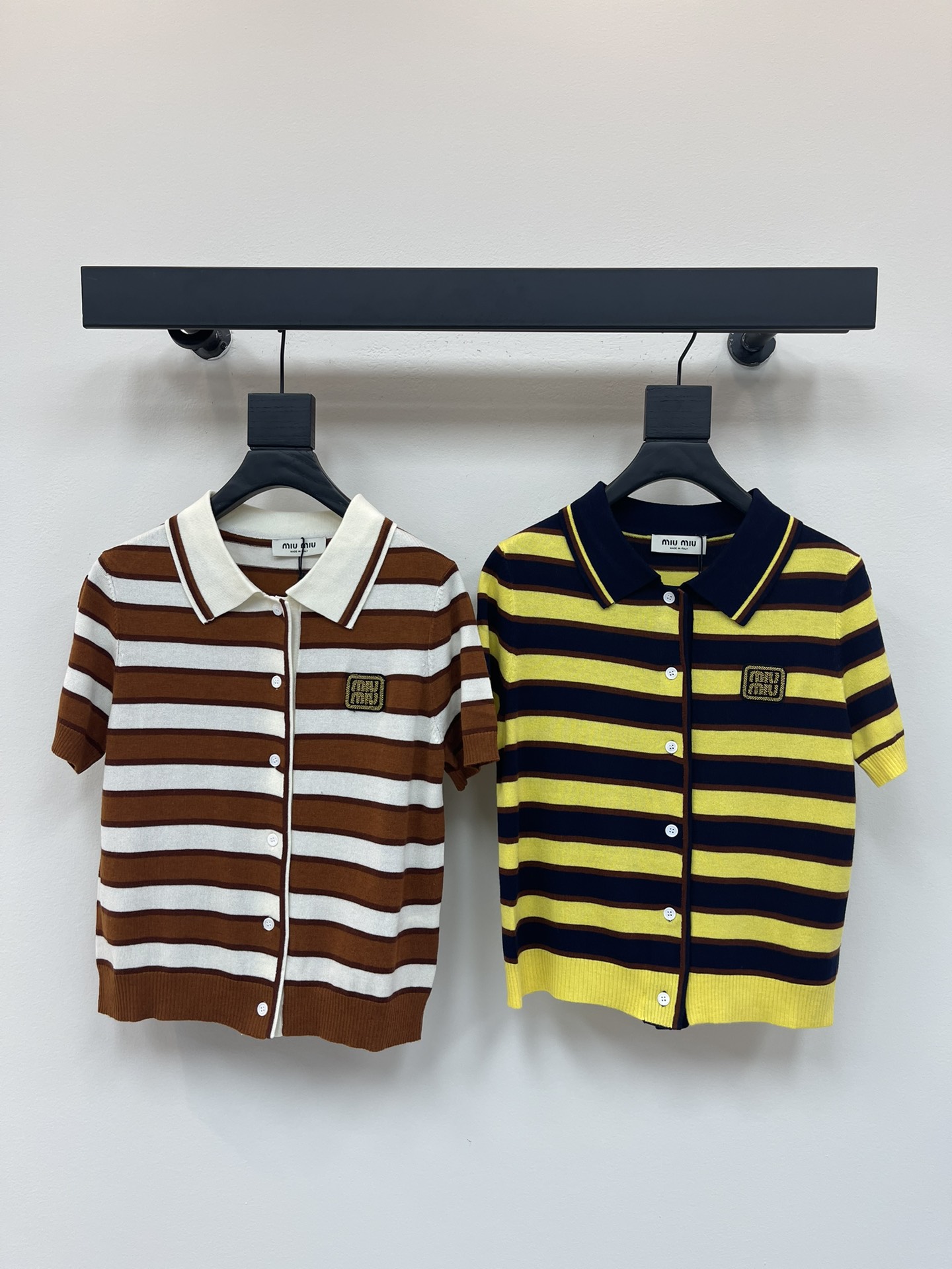 NO:432898,MiuMi*25 new striped knitted lapel short-sleeved cardigan!  Customized wool yarn weaving, high-quality texture and comfortable knitted lapel cardigan tailoring, yellow and blue stripes all in a body, bright and full of points, highlighting the brand personality, highlighting the high-end feeling of outfits, edge-covering vertical pit strip texture design, allowing simple styles to show their personality and exquisiteness, and the outfit shows the relaxed tone. The heavy industry nail-beaded seal logo on the chest demonstrates the light luxury and fashionable temperament. You can wear it alone and layer it. The first choice for fashionable outfits in all seasons!  SML, miumiu, T-shirt, alexander wang19860909MiuMi*25新款条纹针织翻领短袖开衫！定制羊毛纱线织造 质感高级舒适 针织翻领开衫剪裁 通体黄蓝条纹交织 亮眼满分 彰显品牌个性 凸显穿搭高级感 包边竖坑条纹理设计 让简单款式穿出个性精致 穿搭尽显松弛调性 胸前重工钉珠章仔徽标 彰显轻奢时髦气质 单穿叠穿均可 四季时尚穿搭首选！SML,,miumiu,T-shirt,alexander wang,Women's clothing