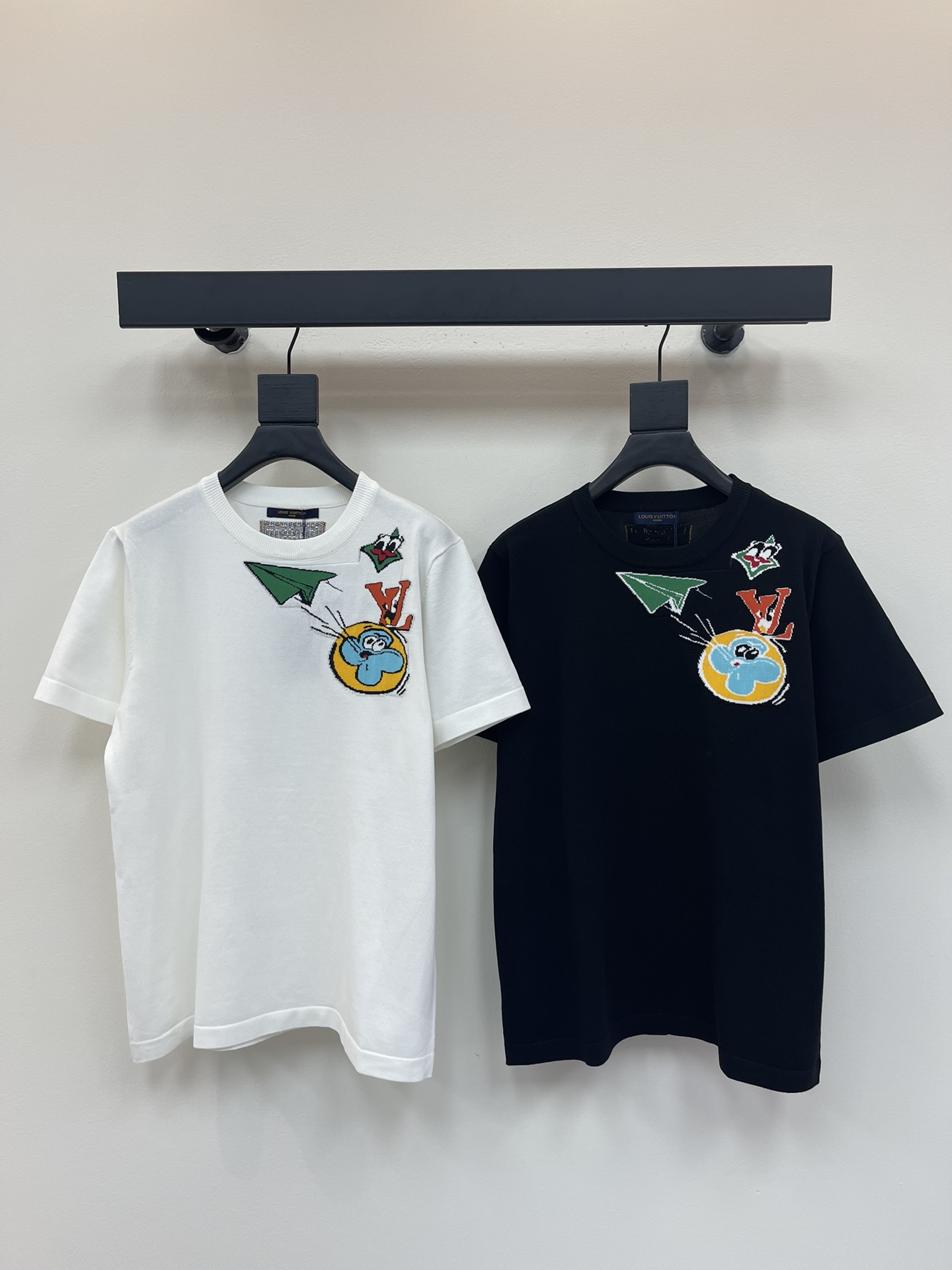 NO:432908,Louis Vuitto*25 new round neck cartoon knitted top Customized YB cotton yarn woven breathable and comfortable texture Loose shoulder short-sleeved T-shirt cut highlights the brand style Made of gram-weight pure cotton with a slight elasticity Presents a slim visual effect Black and white colors available One shoulder embellishes the iconic crochet letter logo cartoon blown paper airplane pattern Children's fun color makes the brand's own fashion sense immediately Create a fashionable style at will Create a fashionable and fashionable style SML,,louis vuitton, T-shirt,tees, t-shirt,alexander wang19860909Louis Vuitto*25新款圆领卡通针织上衣 定制YB全棉纱线织造 透气舒适 质感十足 宽松落肩短袖T恤裁剪 凸显品牌格调 采用克重纯棉制成 略带有弹力 呈现显瘦视觉效果 黑白两色可选 单肩点缀标志性钩花字母徽标卡通吹气纸飞机图案 童趣彩色更显质感 品牌自带的时尚感立现 随心打造潮流时髦风格 单穿内搭都出彩时髦 SML,,louis vuitton,T-shirt,tees，t-shirt,alexander wang,Women's clothing