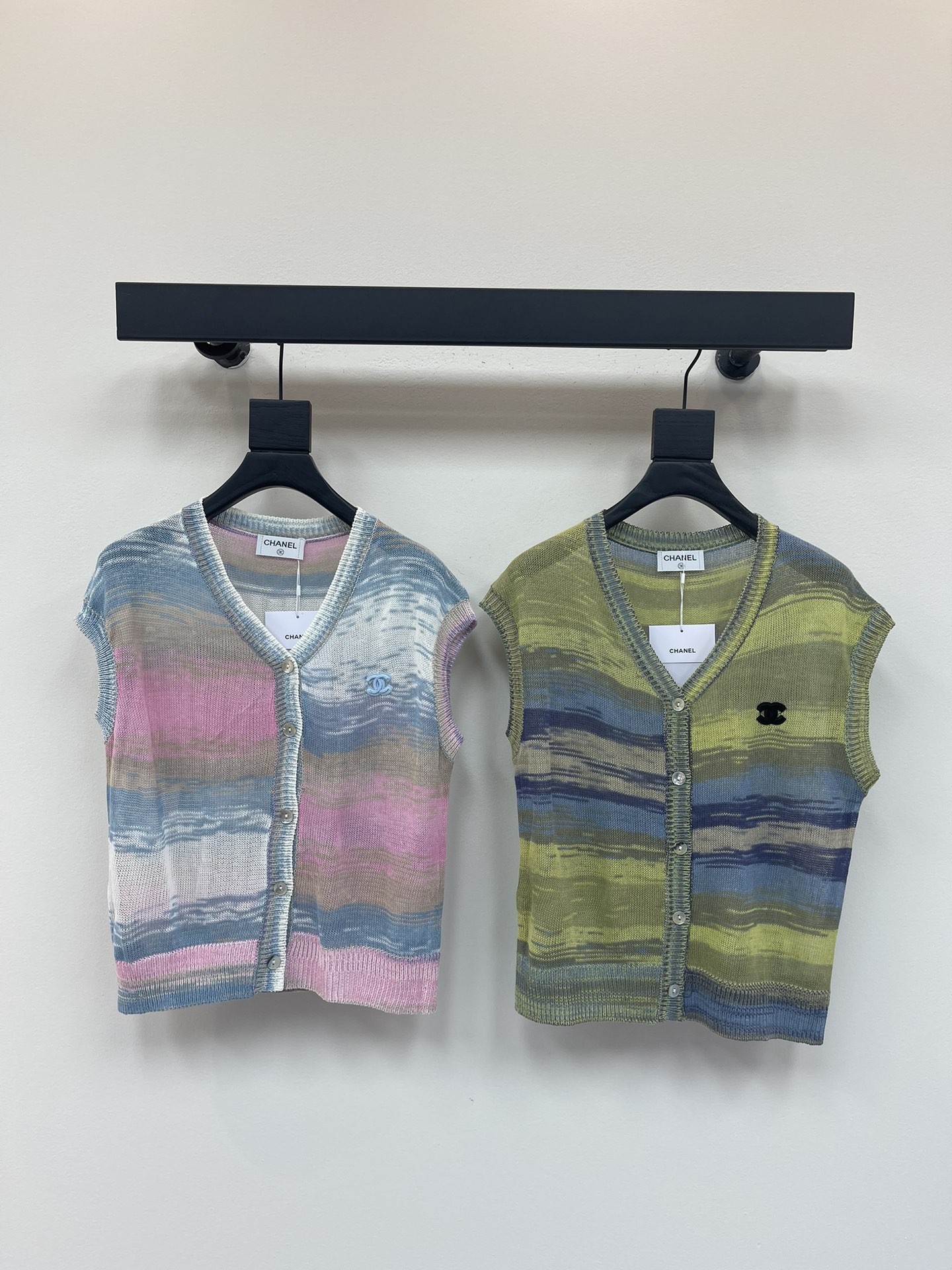 NO:433638,Chanel *The latest series of spring and summer 2025!  Striped knitted vest!  Customized wool yarn weaving delicate texture breathable and comfortable V-neck knitted vest cut button placket adjusts casually appropriate skin exposure All body stripes contrasting colors Letter logo on chest Show brand tone Versatile styles not picky about age skin tone More relaxed and vacation-like upper body suitable for age-reducing fashionable style SML, chanel,alexander wang19860909Chanel *2025春夏最新系列！条纹针织背心！定制羊毛纱线织造 细腻肌理 透气舒适 V领针织背心剪裁 纽扣开襟随意调节 恰当露肤 通体条纹撞色 胸前字母徽标 展示品牌调性 百搭款式不挑年龄肤色 更显松弛有度假感 上身适配减龄时髦风格 SML,,chanel,alexander wang,Women's clothing