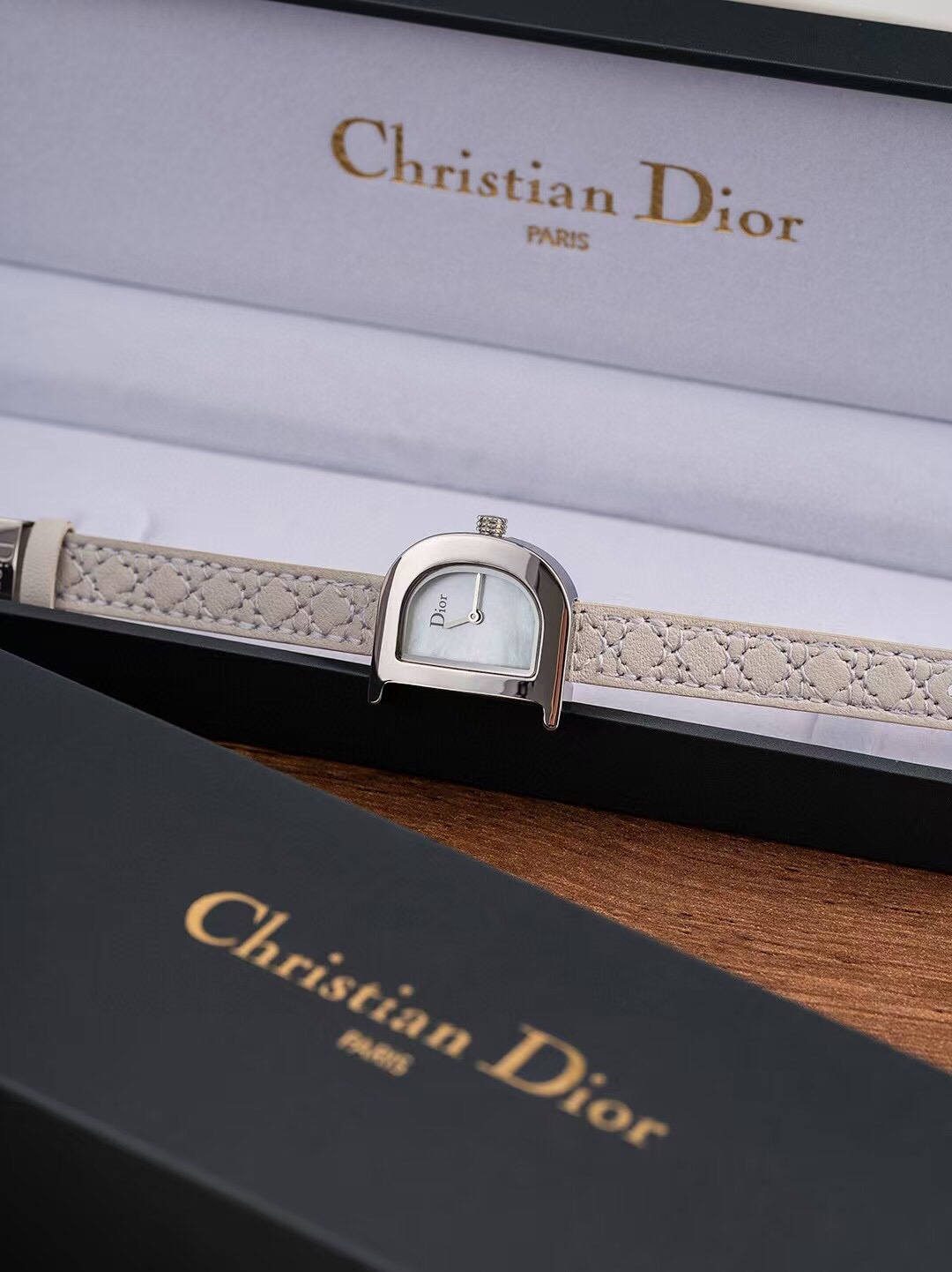 NO:385000,Dior vintage full set of original packaging and simple dials, with no other functions except recording time, simplifying the complexity and recalling simple life. Size 24*18mm,,dior,dior19860909迪奥 Dior vintage 全套原包装 及其简单的表盘,除去记录时间外别无其他功能,删繁就简,追忆简单生活.Size 24*18mm,,dior,dior,Watch