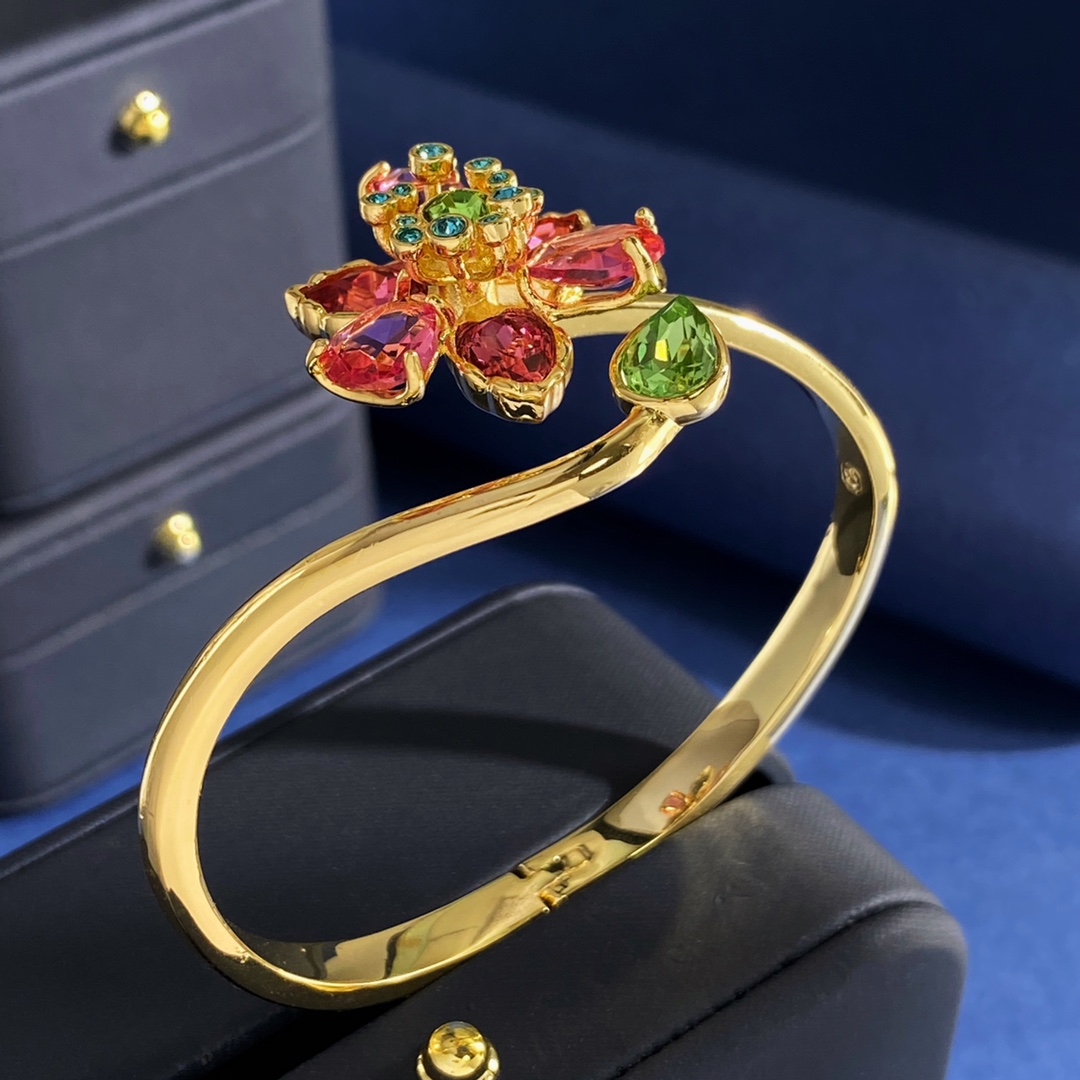  SH94 100 100
施华洛世奇Swarovski ldyllia系列春夏新款璀璨多彩钻花朵立体手