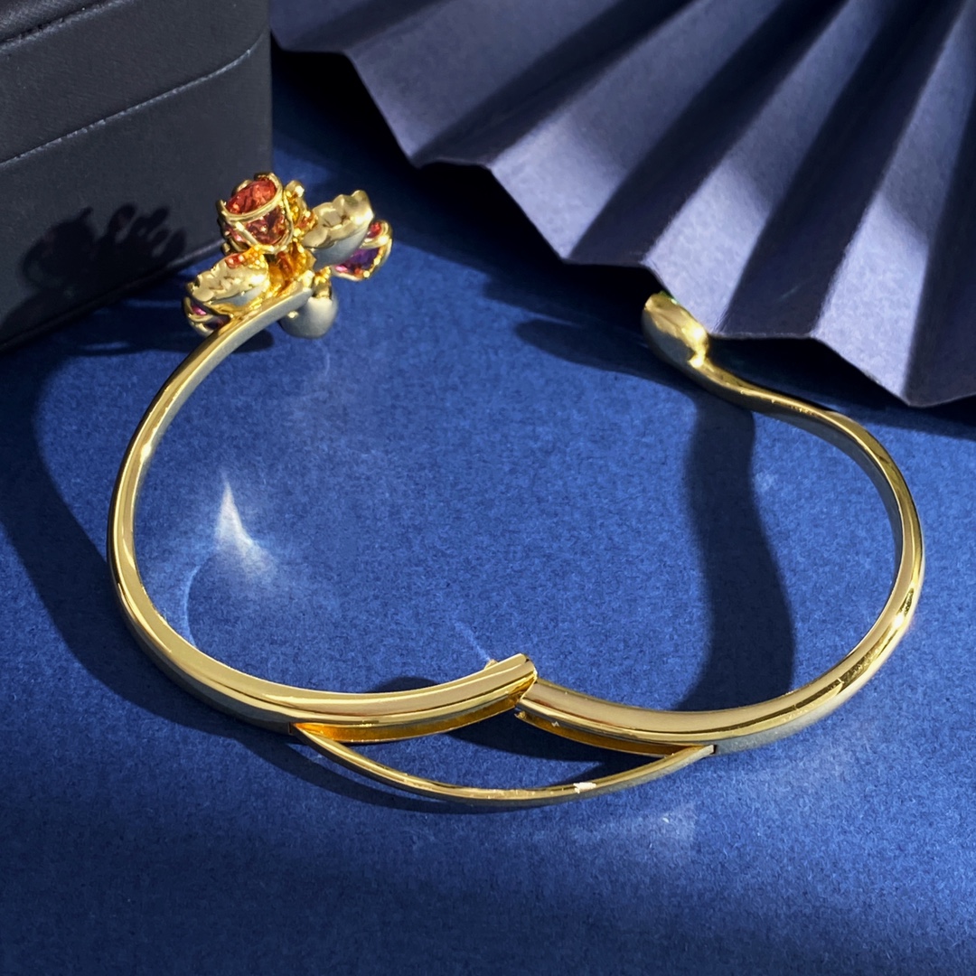  SH94 100 100
施华洛世奇Swarovski ldyllia系列春夏新款璀璨多彩钻花朵立体手