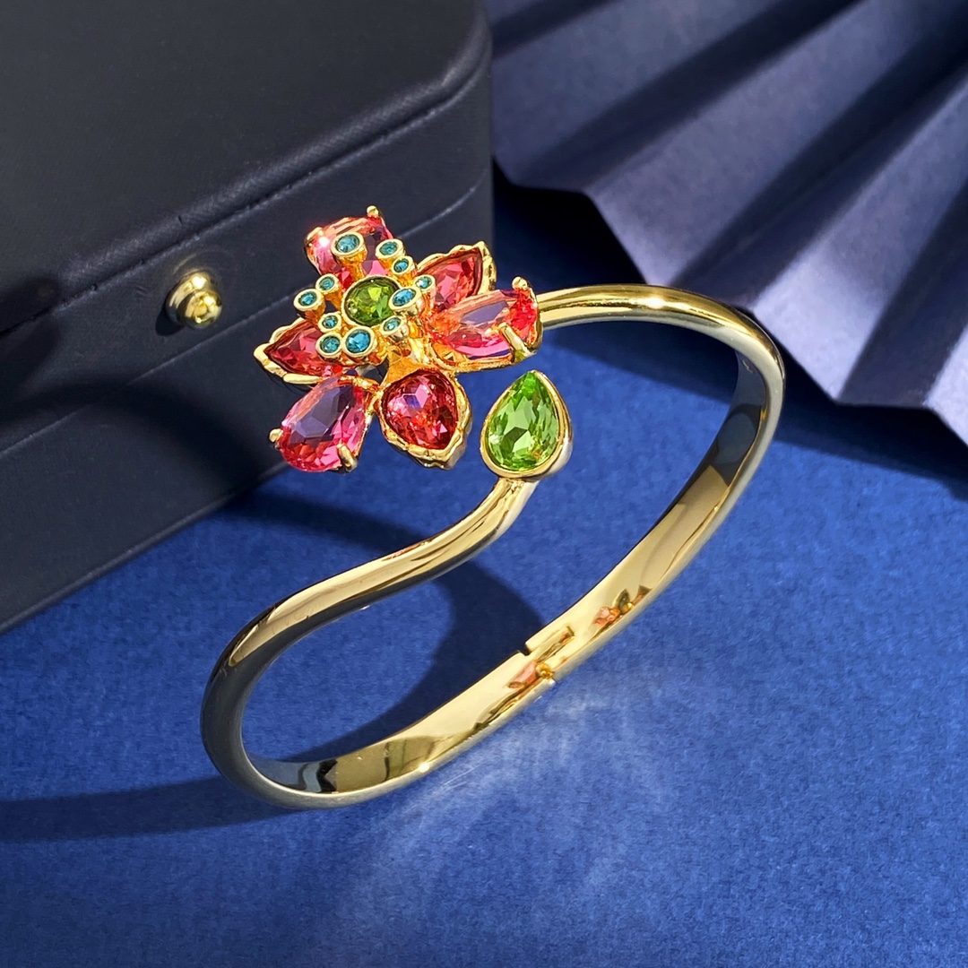  SH94 100 100
施华洛世奇Swarovski ldyllia系列春夏新款璀璨多彩钻花朵立体手