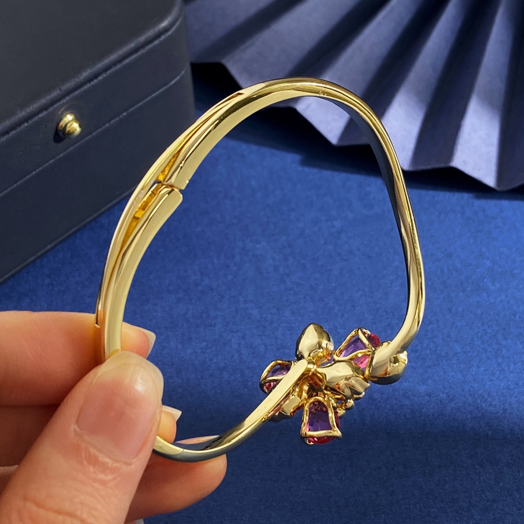  SH94 100 100
施华洛世奇Swarovski ldyllia系列春夏新款璀璨多彩钻花朵立体手