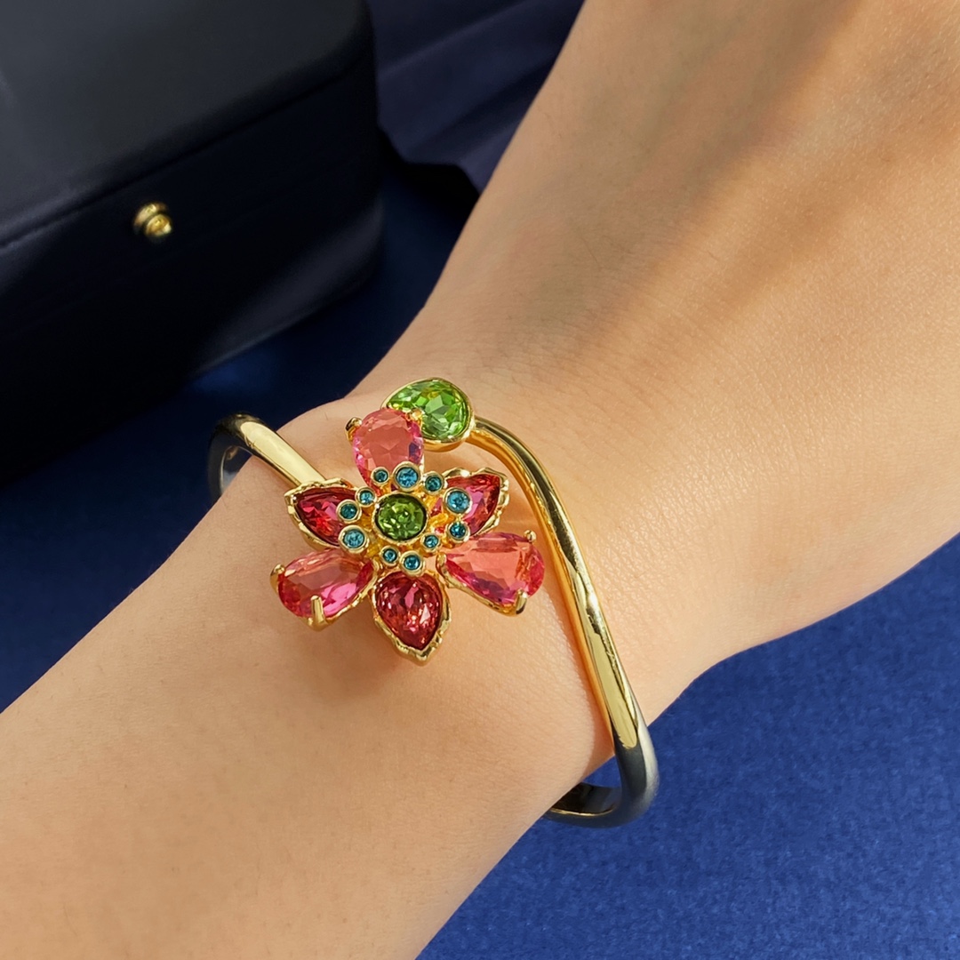  SH94 100 100
施华洛世奇Swarovski ldyllia系列春夏新款璀璨多彩钻花朵立体手