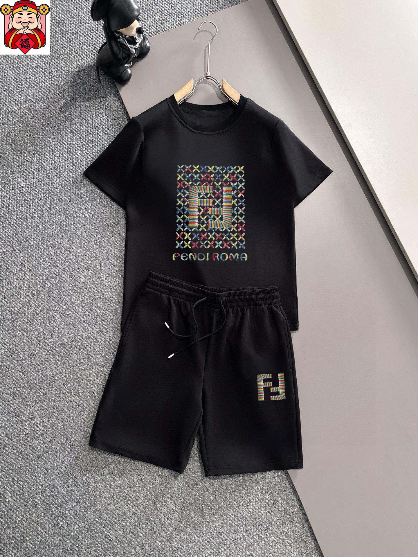 Fendi 品牌【FENDI 芬迪】 2025新款男士短袖短裤套装 销售 市面高端版本 手感细腻柔软 让你穿着更加舒适 立体裁剪版型超赞 尺码:M-5XL下单请报身高体重