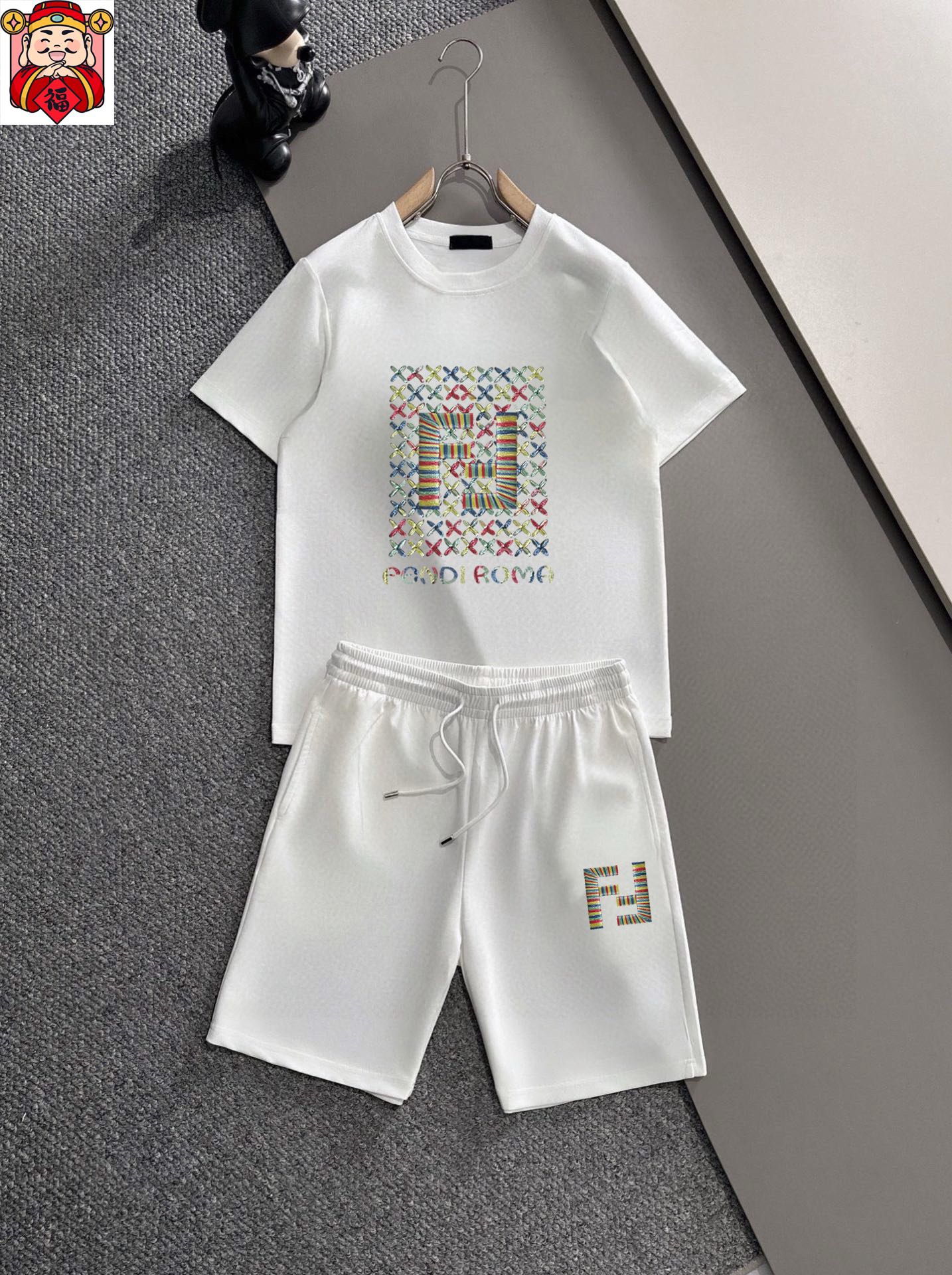 Fendi 品牌【FENDI 芬迪】 2025新款男士短袖短裤套装 销售 市面高端版本 手感细腻柔软 让你穿着更加舒适 立体裁剪版型超赞 尺码:M-5XL下单请报身高体重