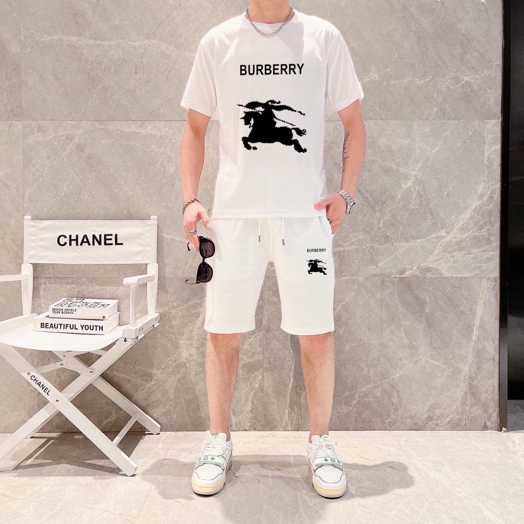 Burberry 品牌【BURBERRY 巴宝莉】 2025新款男士短袖短裤套装 销售 市面高端版本 手感细腻柔软 让你穿着更加舒适 立体裁剪版型超赞 尺码:M-5XL下单请报身高体重