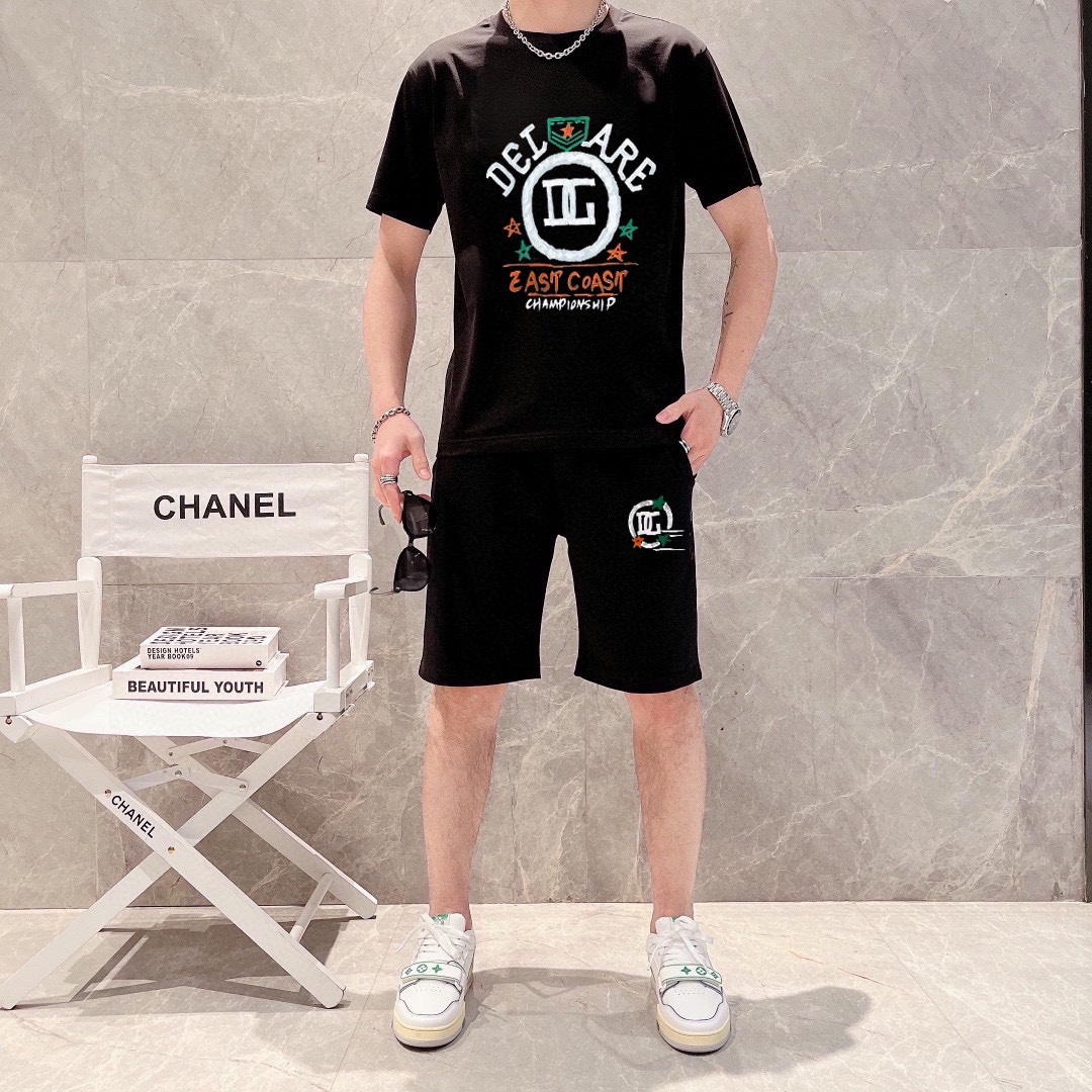 Chanel 品牌【CHANEL香奈儿】 2025新款男士短袖短裤套装 销售 市面高端版本 手感细腻柔软 让你穿着更加舒适 立体裁剪版型超赞 尺码:M-5XL下单请报身高体重
