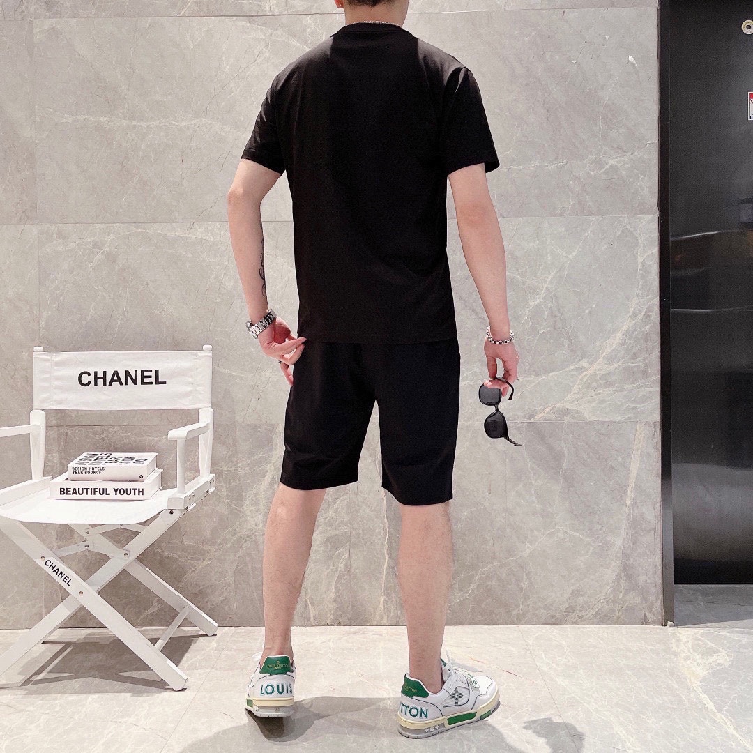 Chanel 品牌【CHANEL香奈儿】 2025新款男士短袖短裤套装 销售 市面高端版本 手感细腻柔软 让你穿着更加舒适 立体裁剪版型超赞 尺码:M-5XL下单请报身高体重