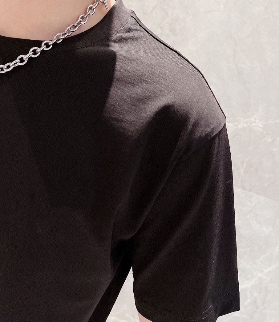 Chanel 品牌【CHANEL香奈儿】 2025新款男士短袖短裤套装 销售 市面高端版本 手感细腻柔软 让你穿着更加舒适 立体裁剪版型超赞 尺码:M-5XL下单请报身高体重