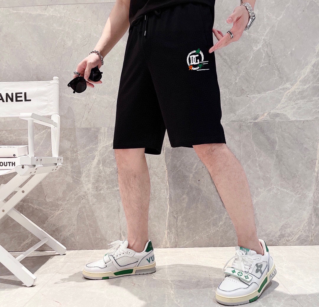 Chanel 品牌【CHANEL香奈儿】 2025新款男士短袖短裤套装 销售 市面高端版本 手感细腻柔软 让你穿着更加舒适 立体裁剪版型超赞 尺码:M-5XL下单请报身高体重